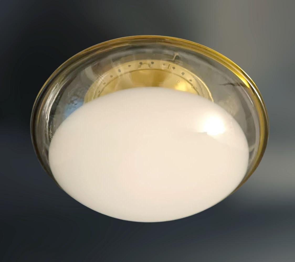 Abat-jour en verre de Murano blanc laiteux et fumé / Fabriqué en Italie par Vistosi, vers les années 1960.
Dimensions : diamètre 16,5 pouces, hauteur 8 pouces
3 lampes / type E12 ou E14 / max 40W chacune
1 disponible en stock en Italie
Référence