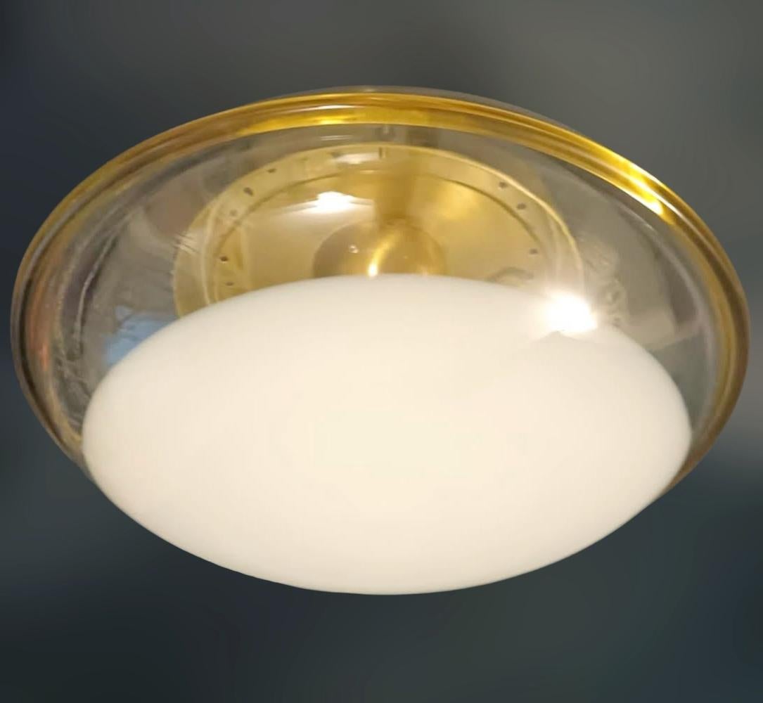 Mid-Century Modern Murano blanc laiteux Flush Mountains en vente