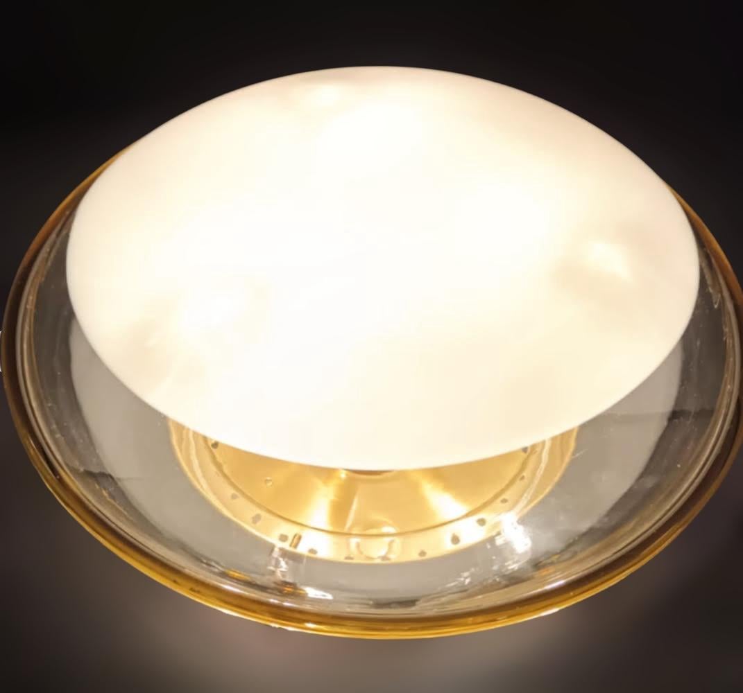 20ième siècle Murano blanc laiteux Flush Mountains en vente