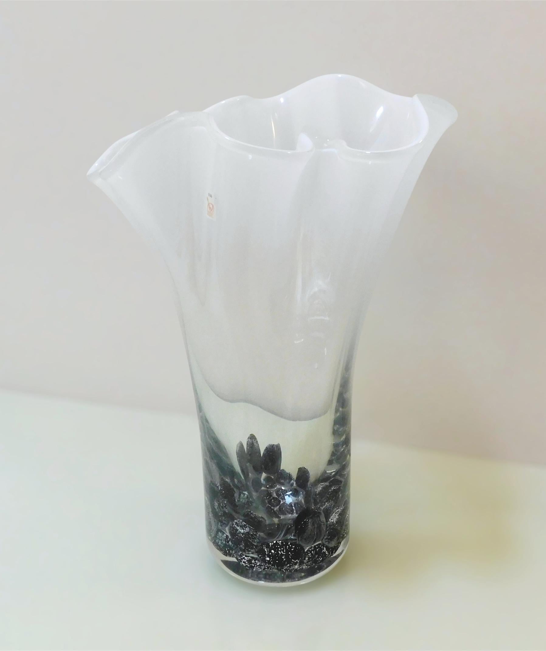 Vase aus italienischem Murano-Kunstglas mit milchig-weißer Öffnung, mundgeblasen in Form eines Taschentuchs, und klarem Boden, geblasen mit schwarzen Tröpfchen, die an verschiedene Kieselsteine erinnern / Hergestellt in Italien von Lorenzo Povolato,