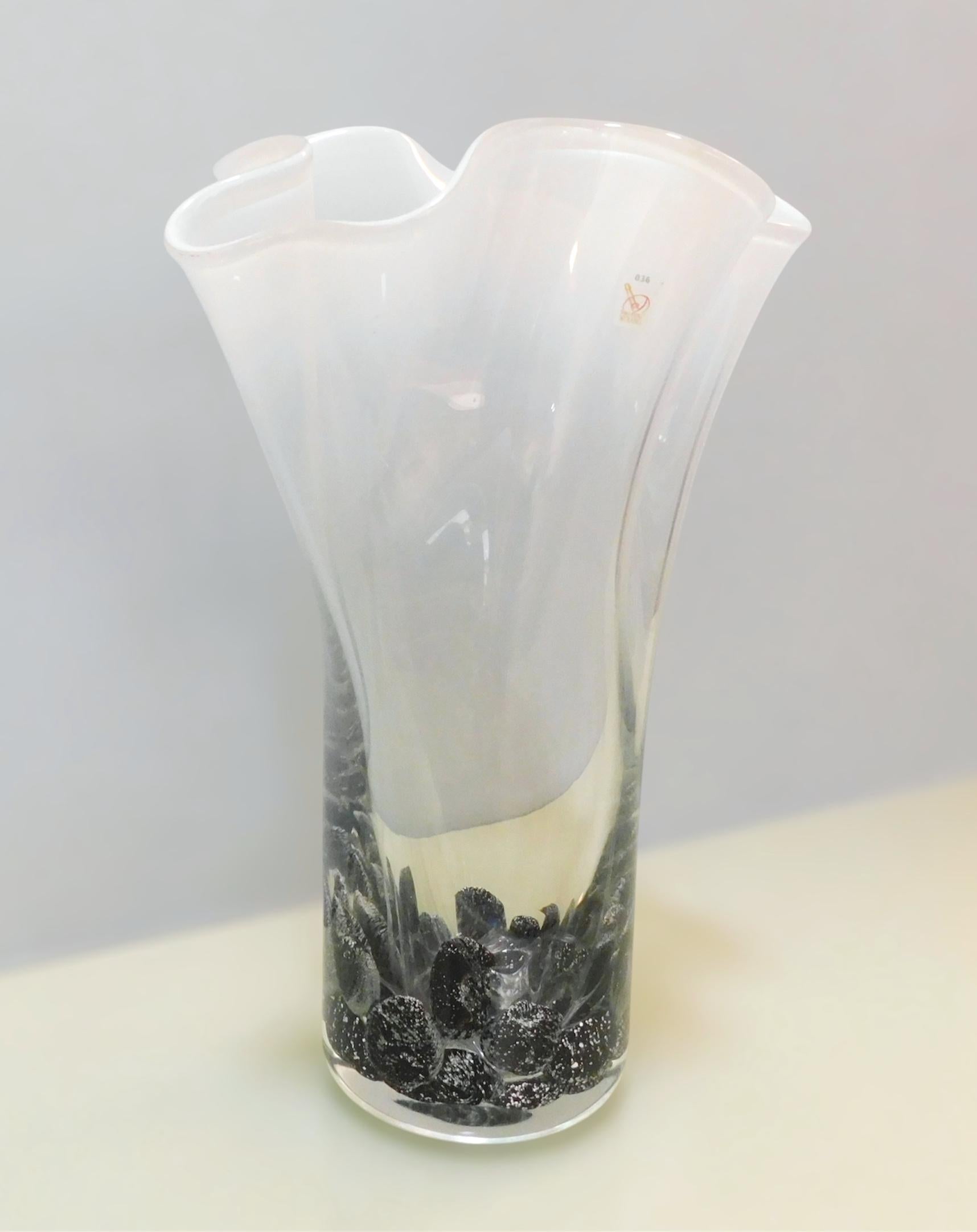 Murano-Vase in Milchweiß von Lorenzo Povolato (Italienisch) im Angebot