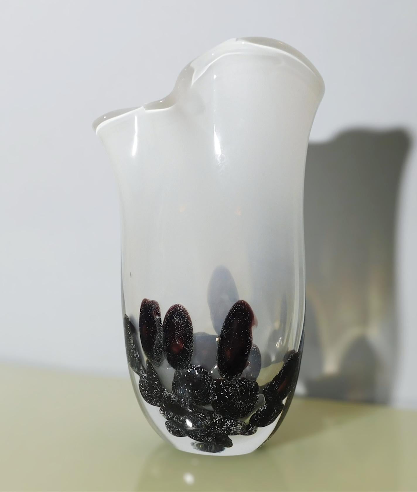 Murano-Vase in Milchweiß von Lorenzo Povolato (Italienisch) im Angebot