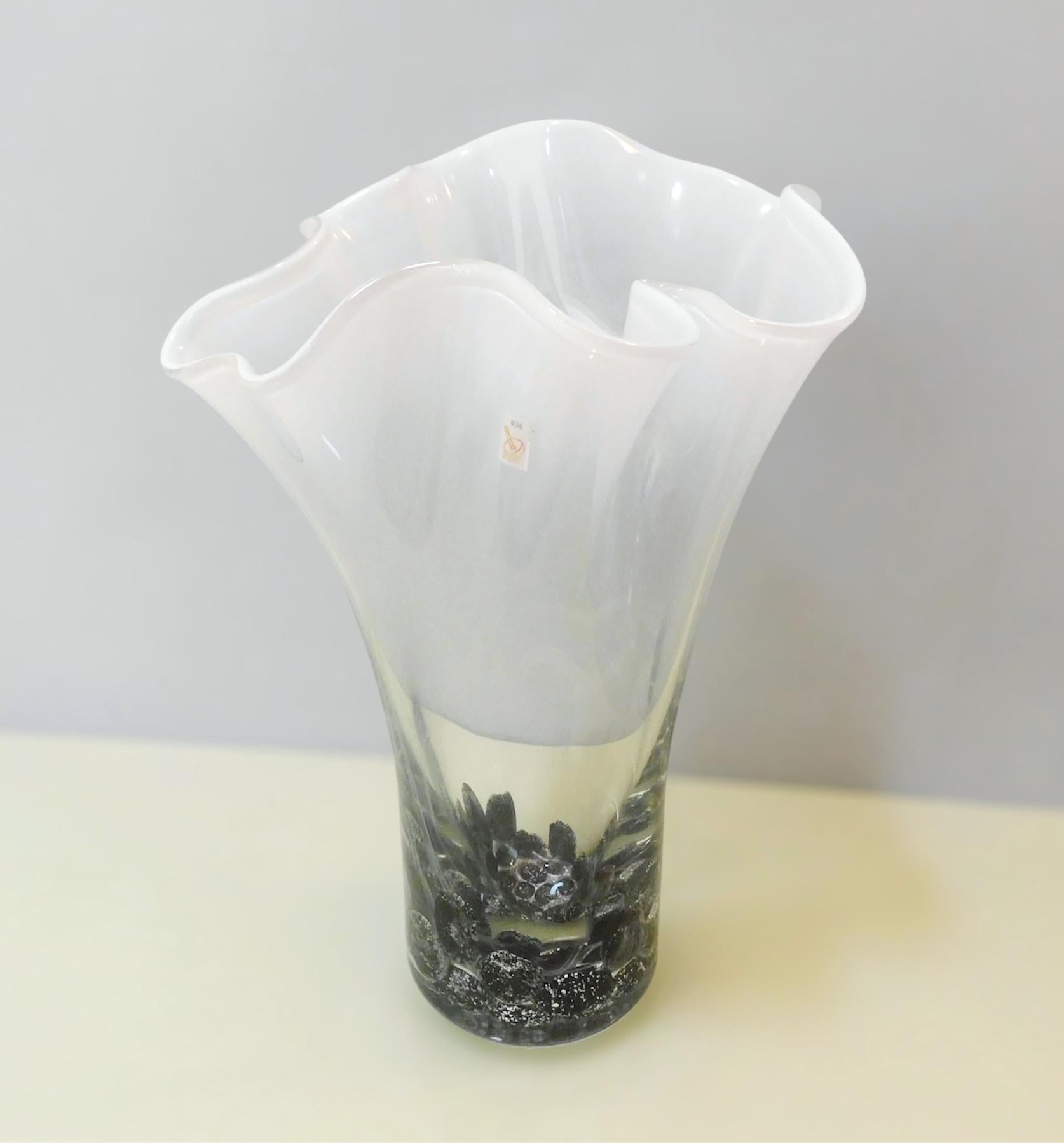 Murano-Vase in Milchweiß von Lorenzo Povolato im Zustand „Gut“ im Angebot in Los Angeles, CA