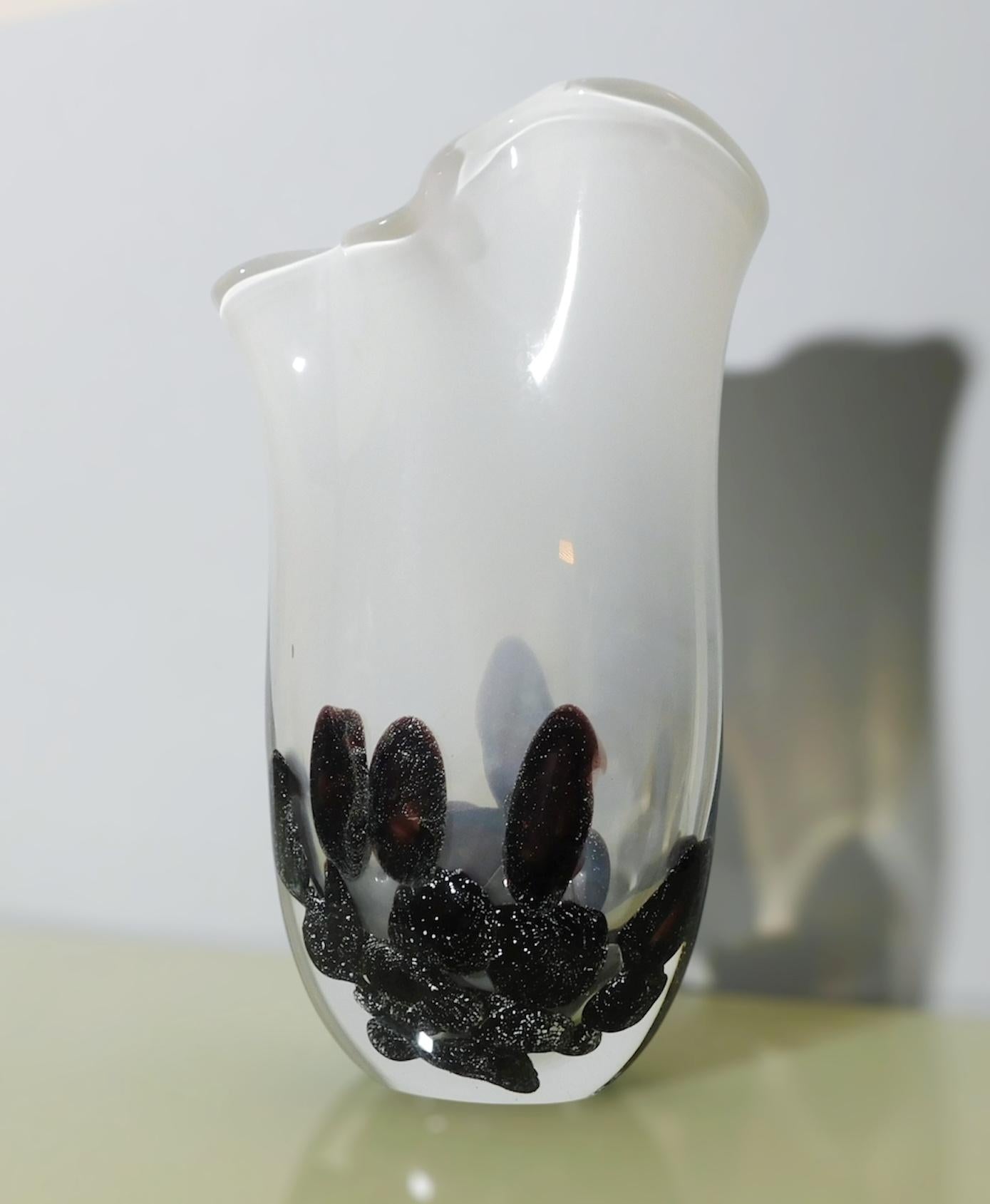 Murano-Vase in Milchweiß von Lorenzo Povolato im Zustand „Gut“ im Angebot in Los Angeles, CA