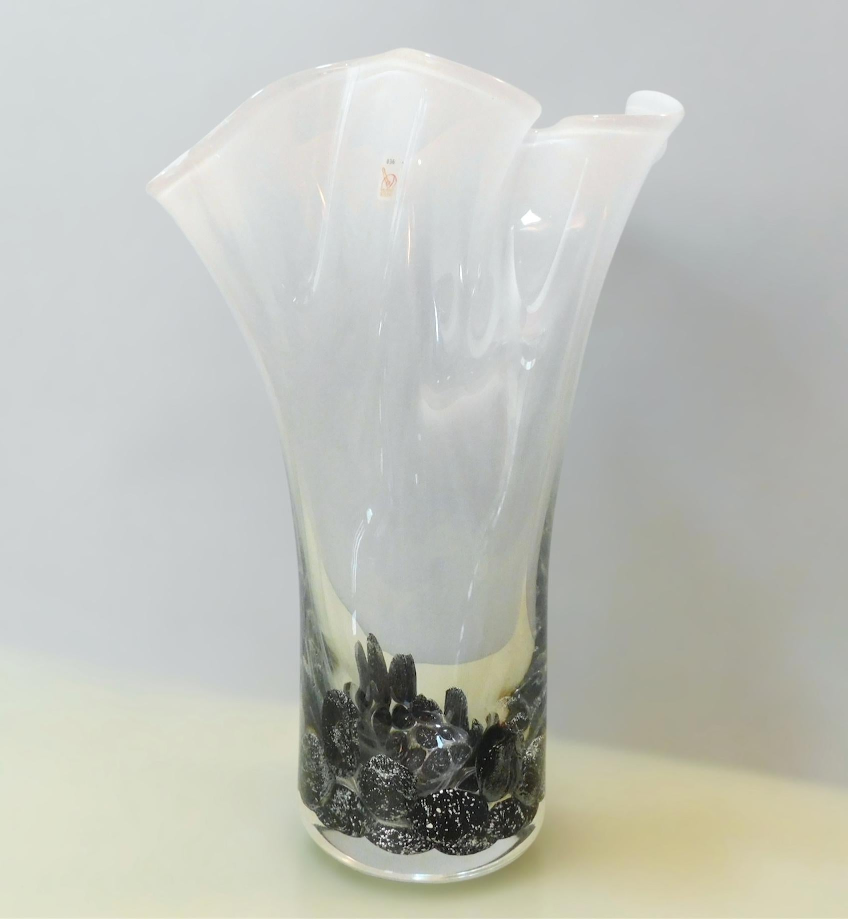 Murano-Vase in Milchweiß von Lorenzo Povolato (20. Jahrhundert) im Angebot