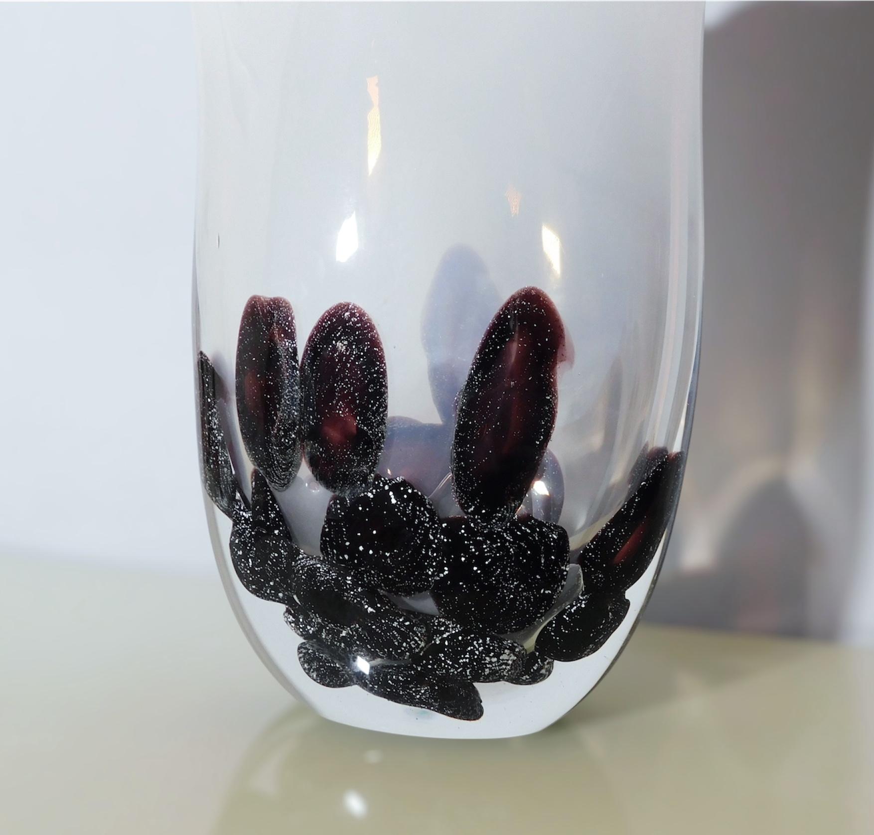 Murano-Vase in Milchweiß von Lorenzo Povolato (20. Jahrhundert) im Angebot
