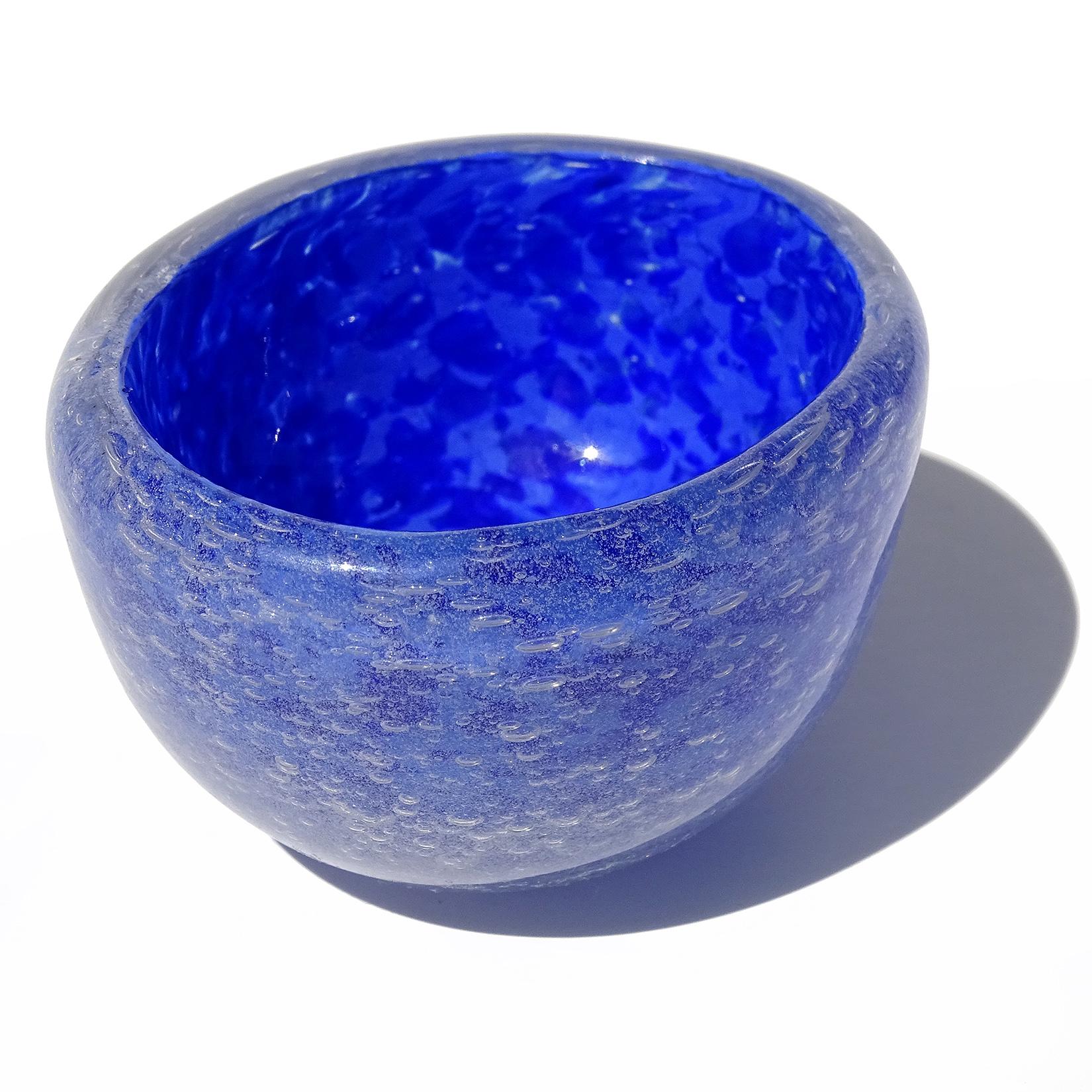 Precioso plato personal en miniatura de cristal artístico italiano de Murano soplado a mano de color azul con burbujas, vide-poche. Atribuido a la empresa Seguso Vetri d'Arte. Creado con la técnica 