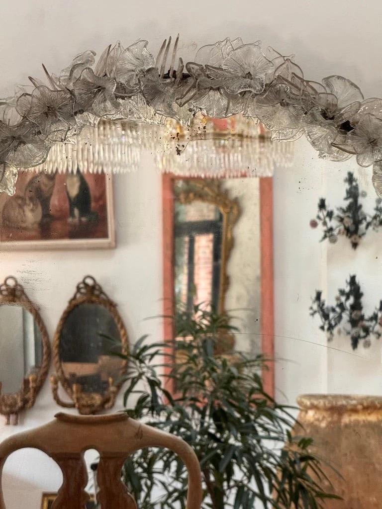 Murano Mirror rimmed with hand-blown flowers , c. 1950 Bon état - En vente à Charlottesville, VA