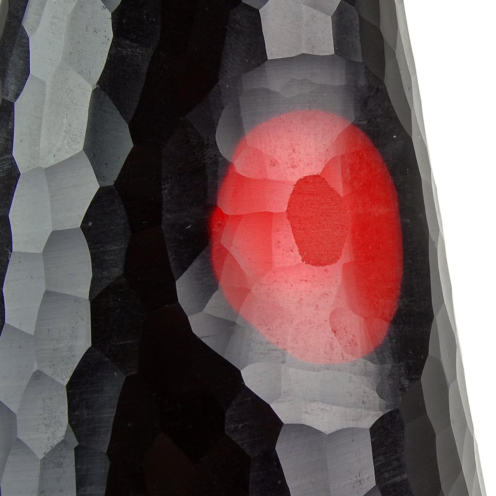 Murano Moderne geschnitzte skulpturale Blumenvase aus italienischem Kunstglas in Schwarz und Rot (Italienisch) im Angebot