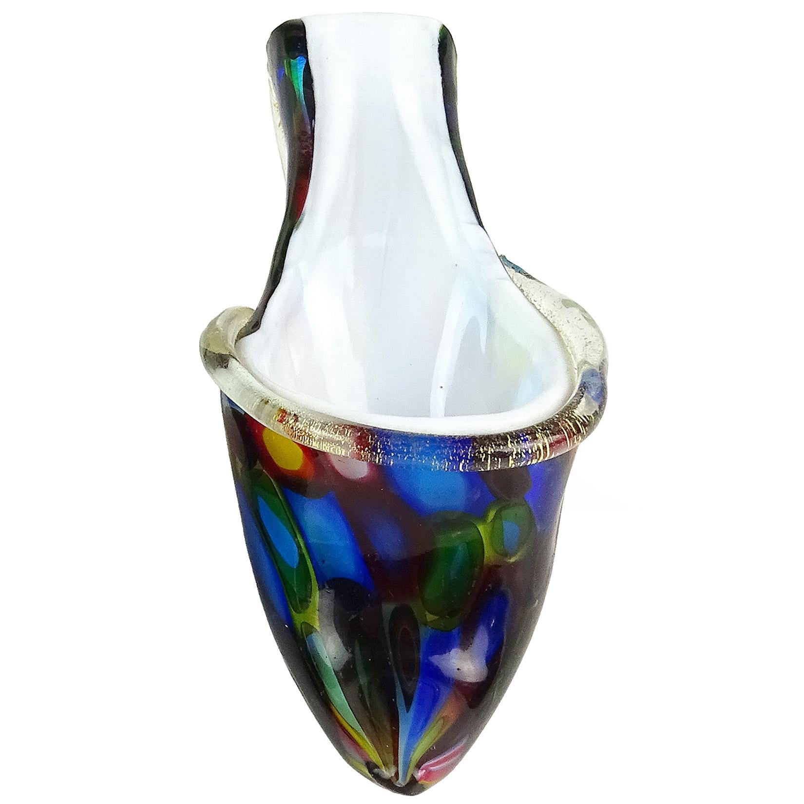 Magnifique sculpture de chaussure en verre soufflé à la bouche de Murano, en mosaïque de murrine multicolore. Il est orné de feuilles d'or sur le talon et sur la garniture du dessus. Fabriqué avec un arc-en-ciel de couleurs, des taches bleues,