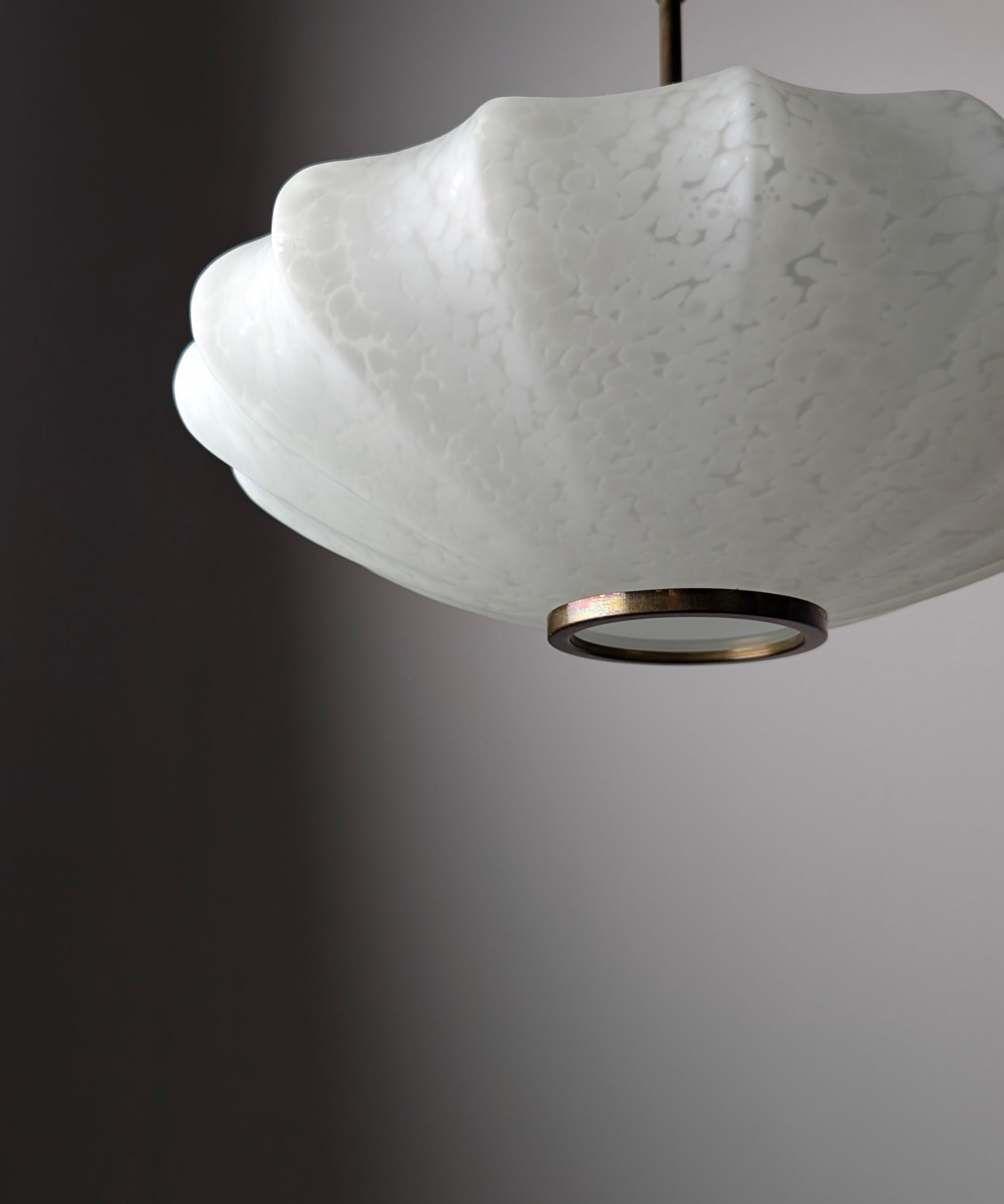 Diese elegante italienische Deckenleuchte aus Murano-Glas aus den 1960er Jahren verbindet das ikonische weiß gesprenkelte Glas, das häufig in Carlo Nason's Entwürfen zu sehen ist, mit den organischen Formen und der Ästhetik der Cocoon-artigen