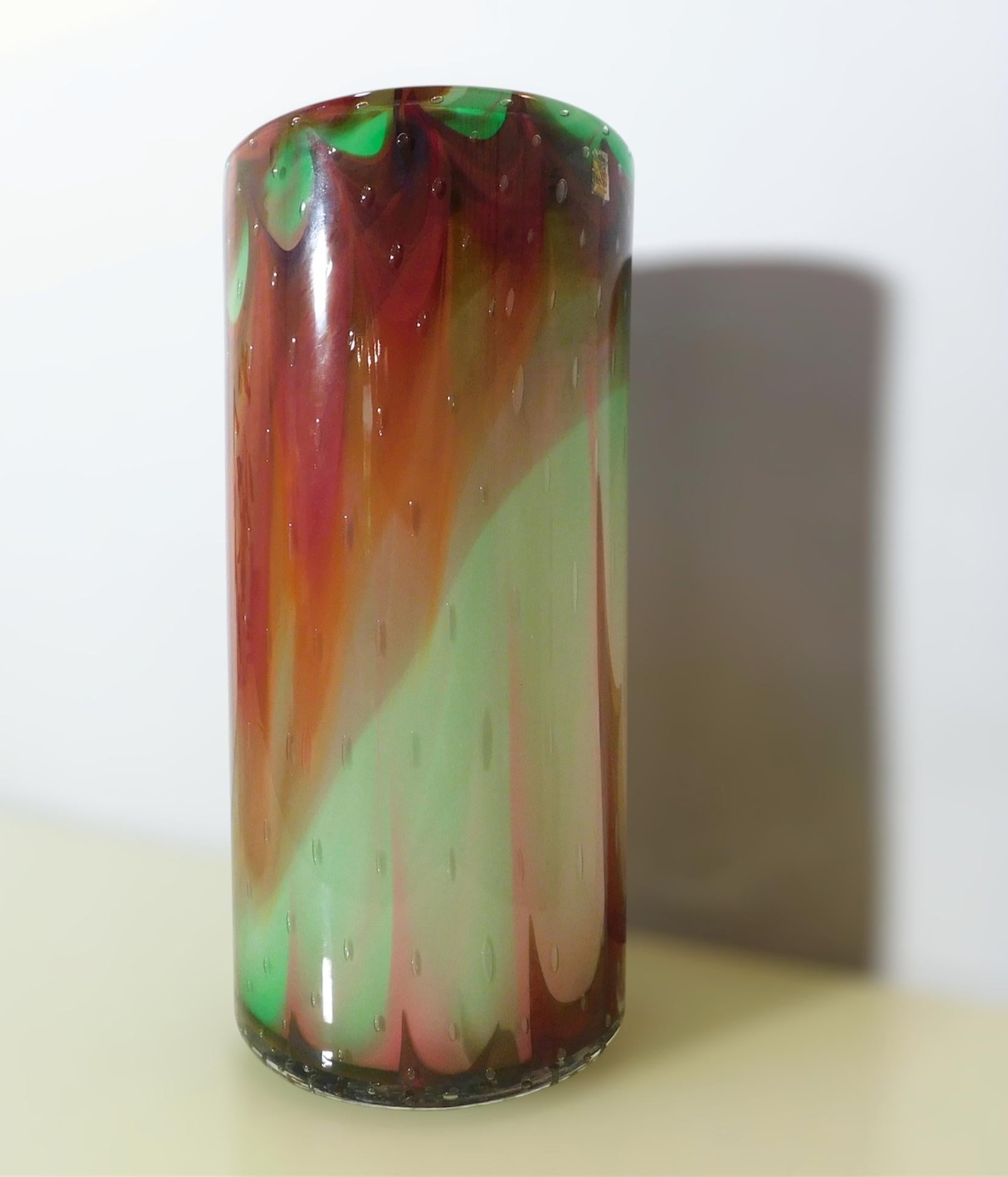 Italienische mehrfarbige Zylindervase aus Murano-Kunstglas, mundgeblasen mit kleinen Blasen / Hergestellt in Italien von Giuliano Busato, um 1990
Original Herstellermarke auf der Unterseite
Maße: Höhe 16,5 Zoll, Durchmesser 8 Zoll
1 verfügbar auf