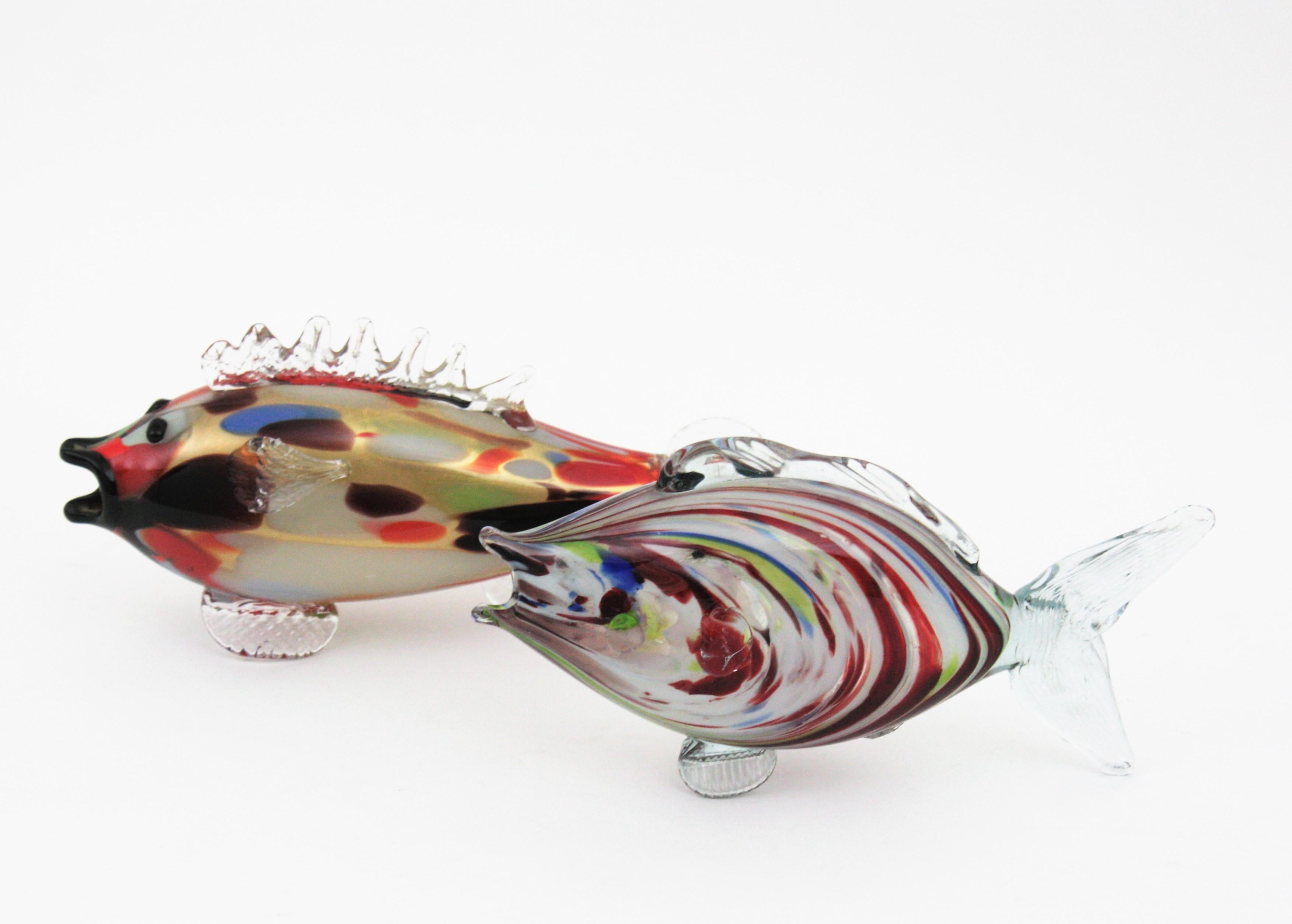 Vetro artistico Scultura di pesce in vetro artistico di Murano multicolore con fiocchi d'oro, anni '50 in vendita