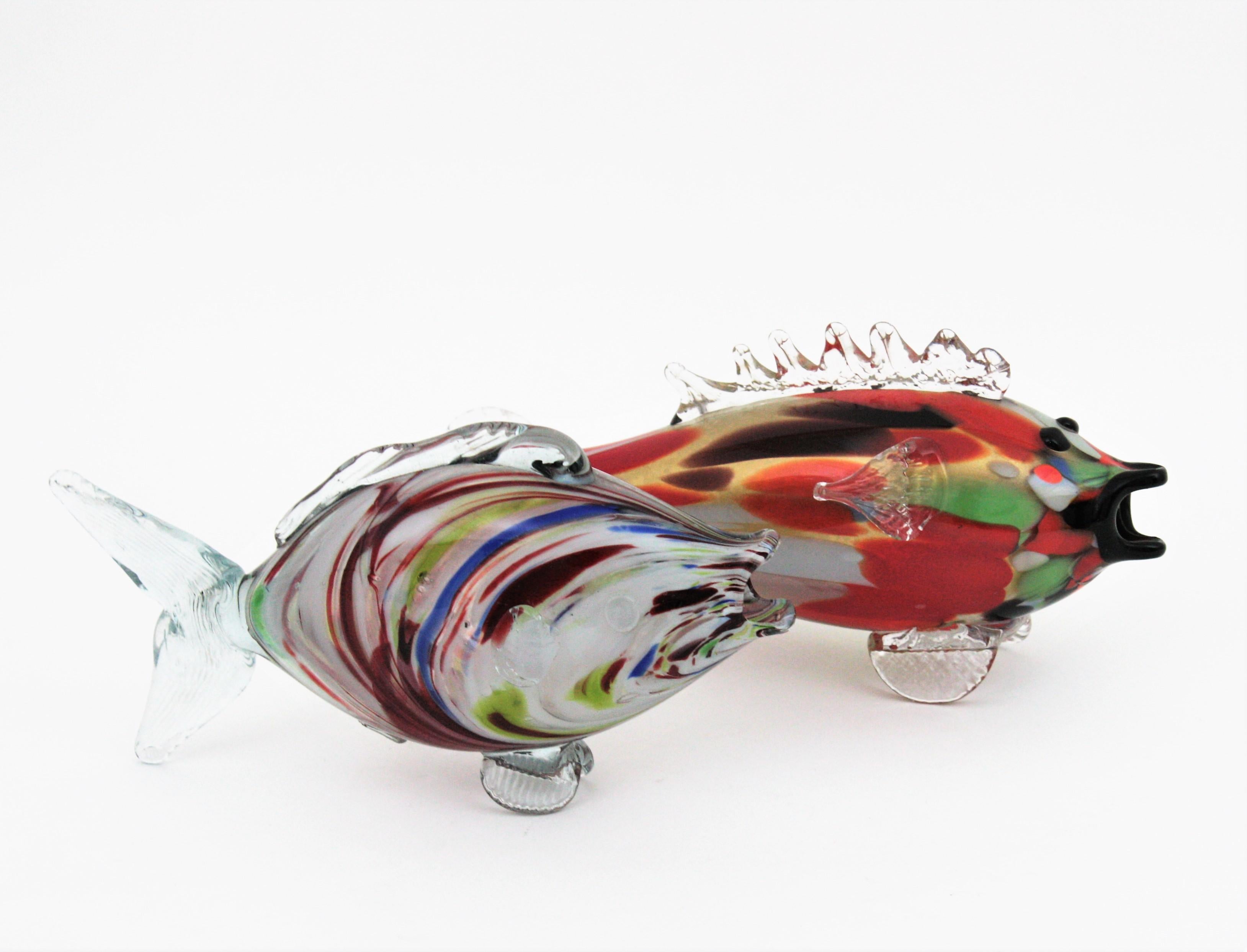 Scultura di pesce in vetro artistico di Murano multicolore con fiocchi d'oro, anni '50 in vendita 1