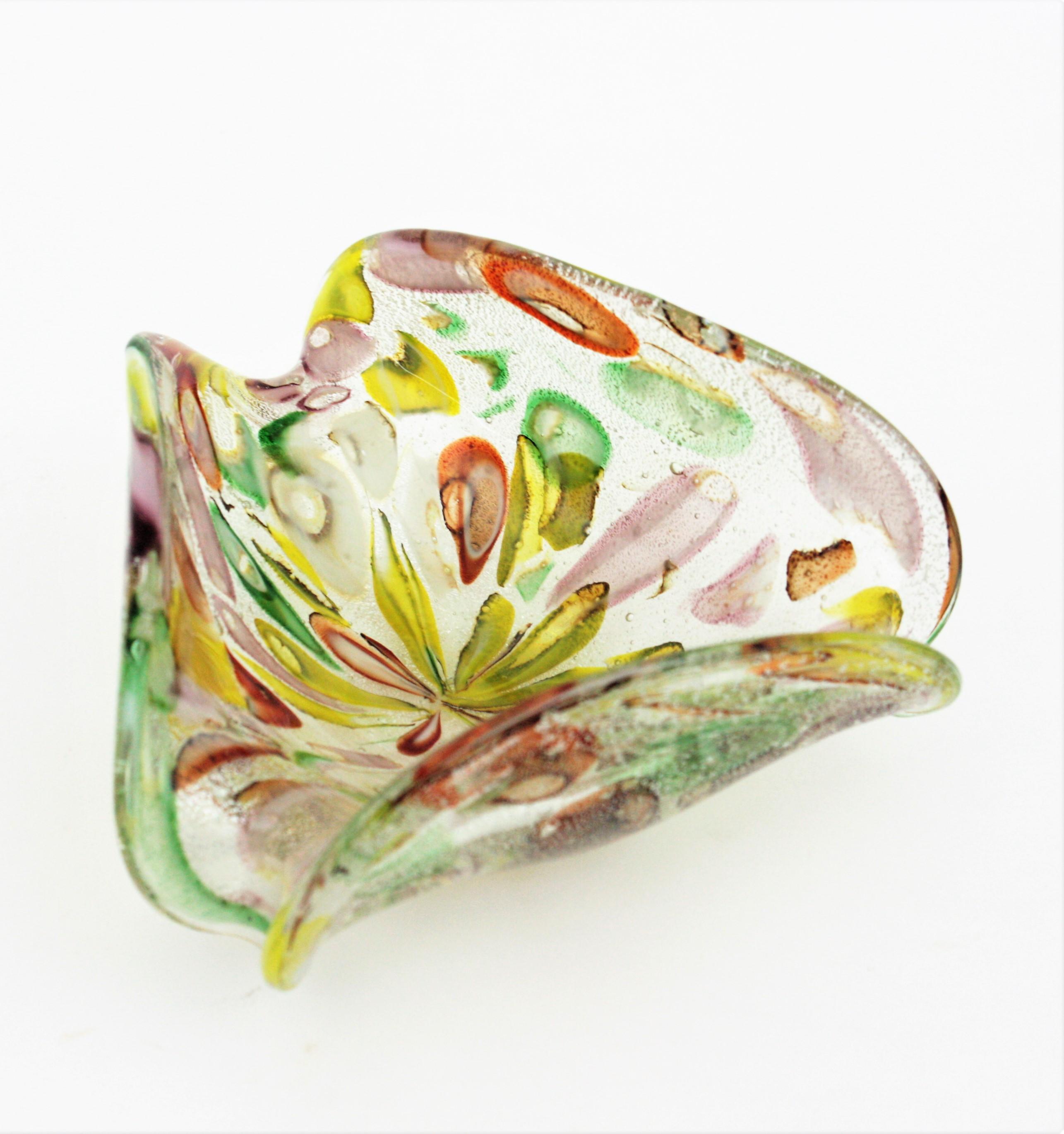 Cuenco orgánico de Murano multicolor de vidrio artístico italiano con motas plateadas, años 50 Hecho a mano en venta