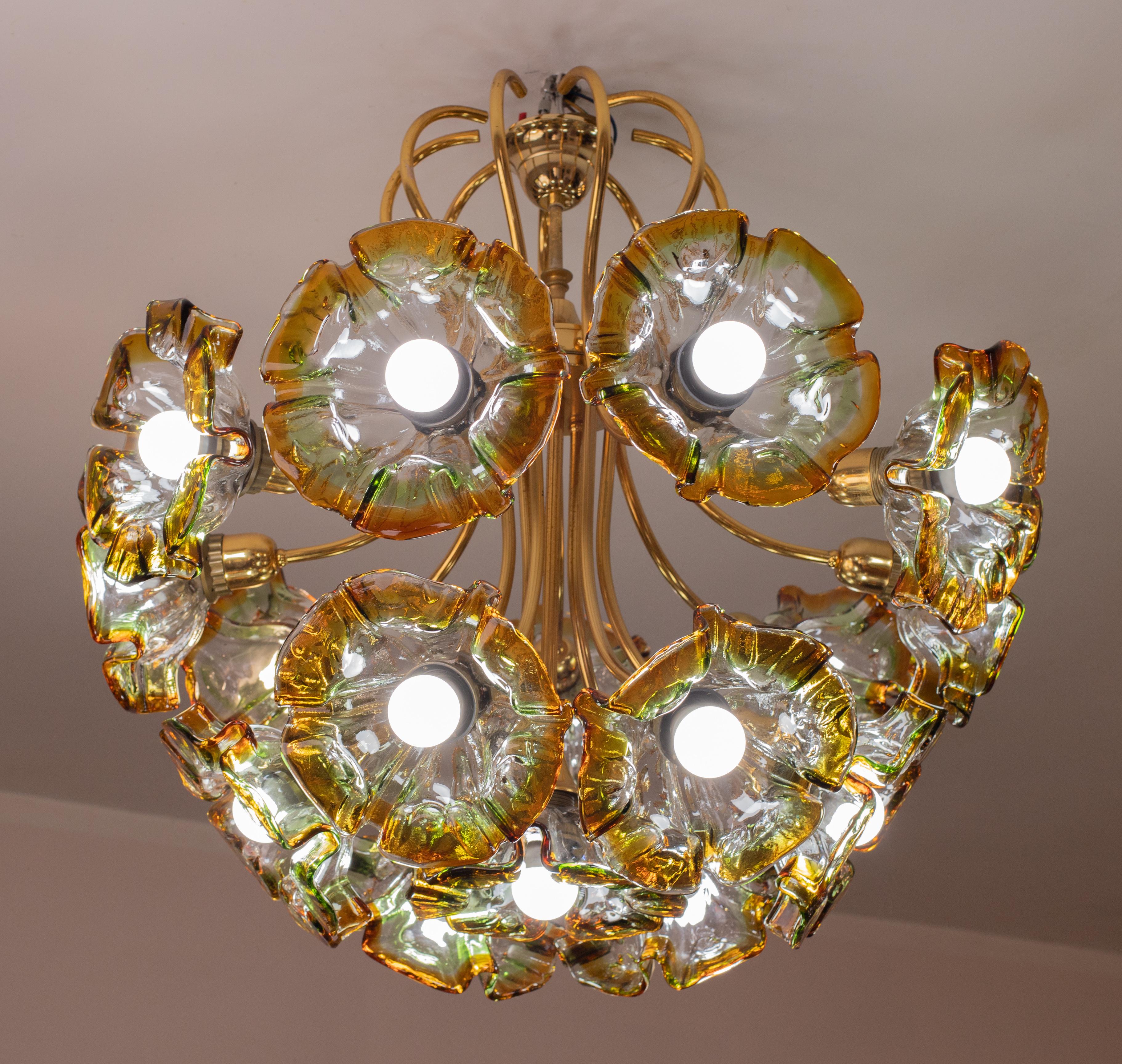 Italian multicolor Murano glass chandelier by Mazzega from the 1960s, fitted with European standard E27 sockets.

Composed of a dozen flowers with one light each.

Measurements: height 75 centimeters, diameter 80 centimeters.

Excellent vintage