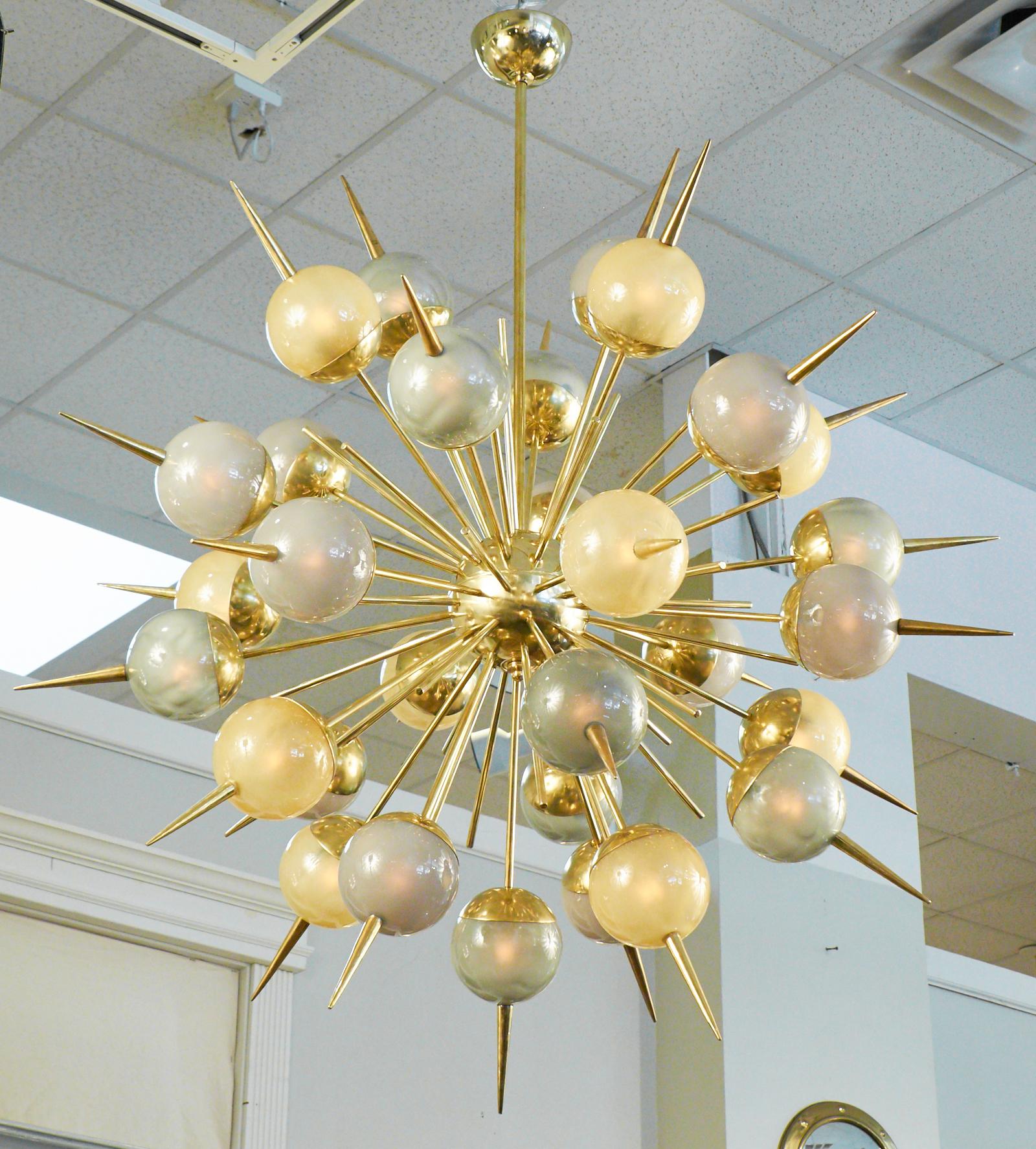 Lampadario Sputnik in vetro multicromatico di Murano e ottone in vendita 3