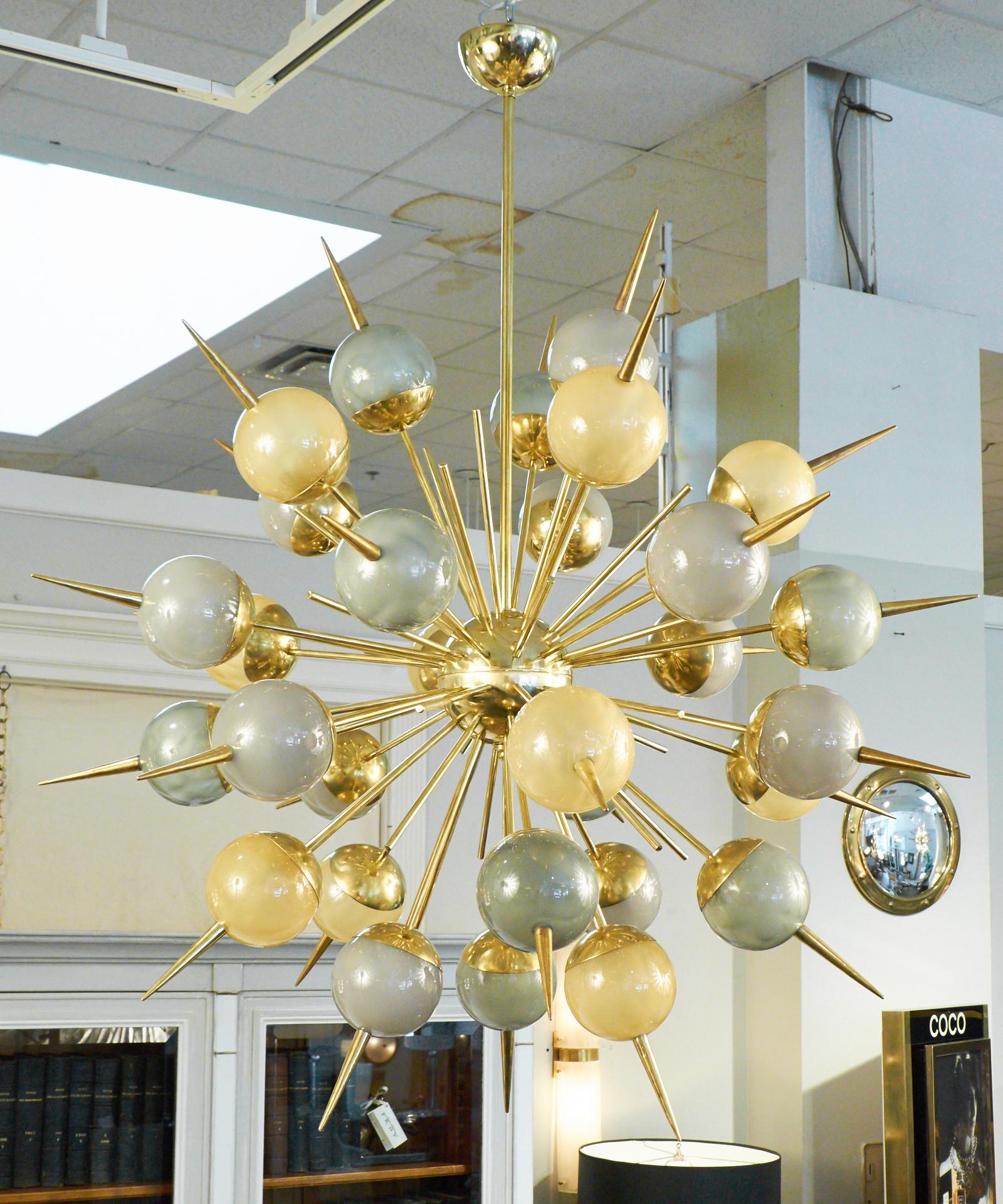 Italiano Lampadario Sputnik in vetro multicromatico di Murano e ottone in vendita