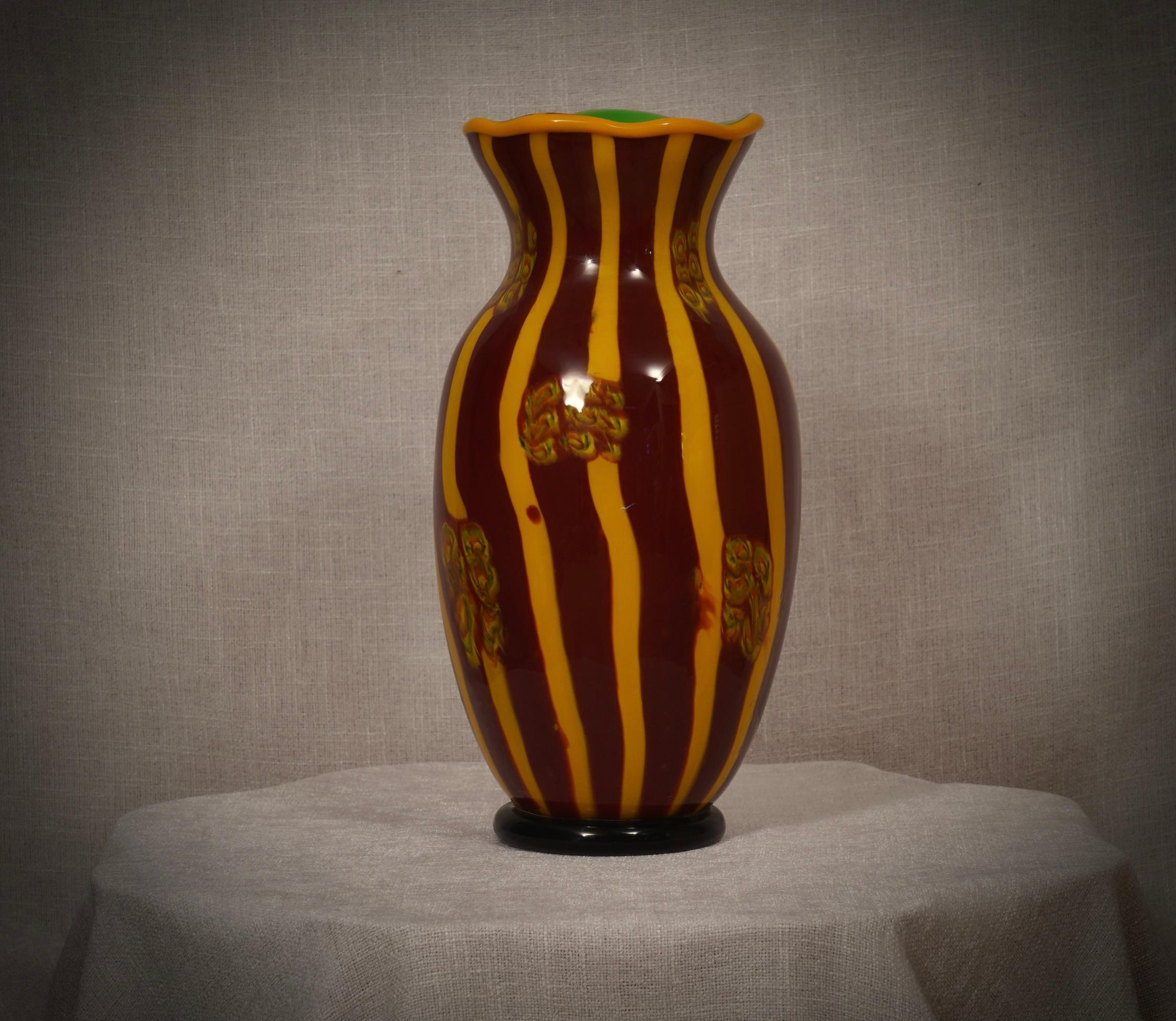 Fantastic vase from the Murano glassworks, both for its particular workmanship and for its colour, in fact the vase is red and yellow in color but has a green internal lining, called 
