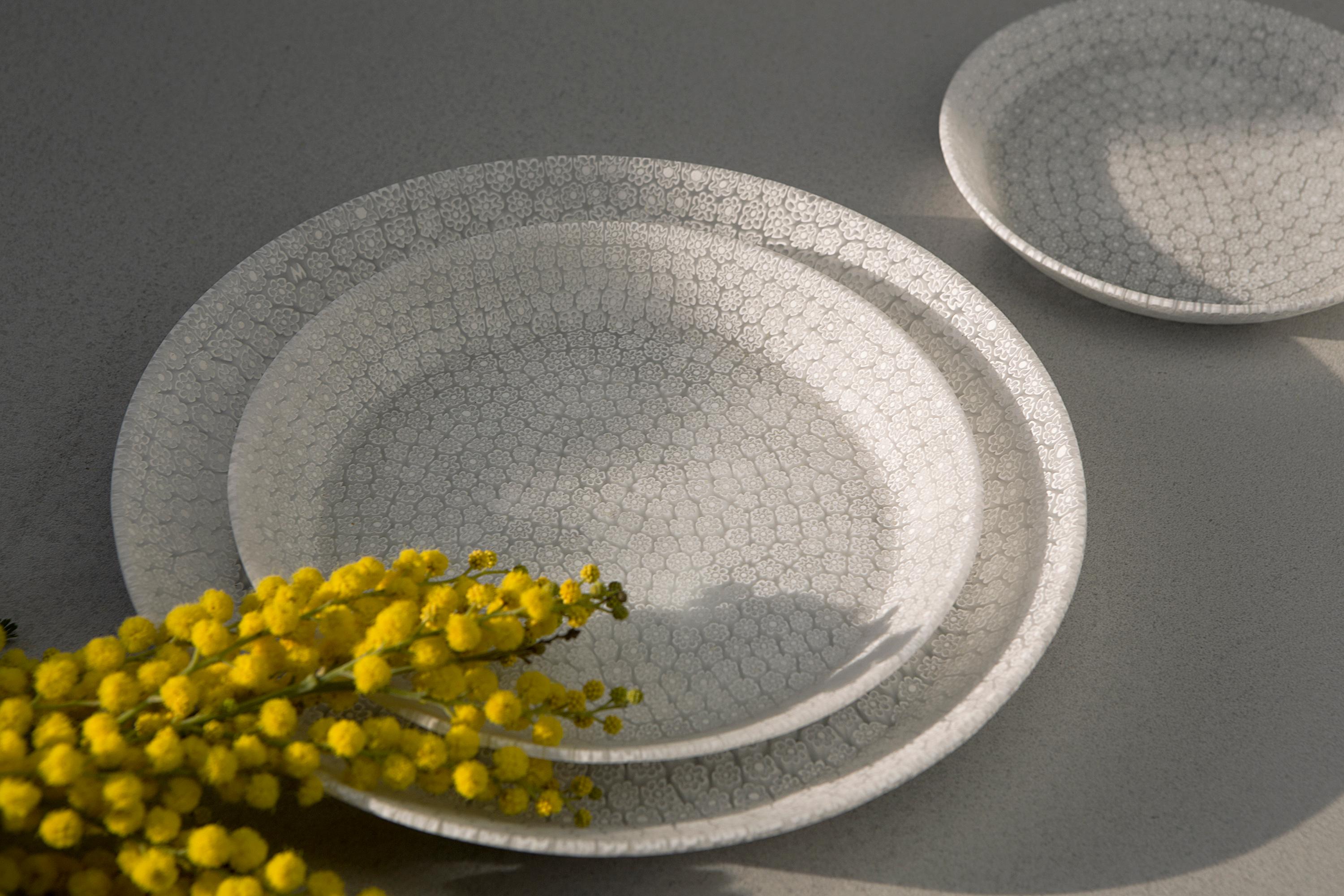 Conçue par le couple italo-japonais Shiina+Nardi design, cette assiette est fabriquée à Murano (Venise) par Ercol Moretti pour Hands on Design, l'un des derniers artisans à manier cette technique rare. Bouquet est l'expression d'une forme moderne