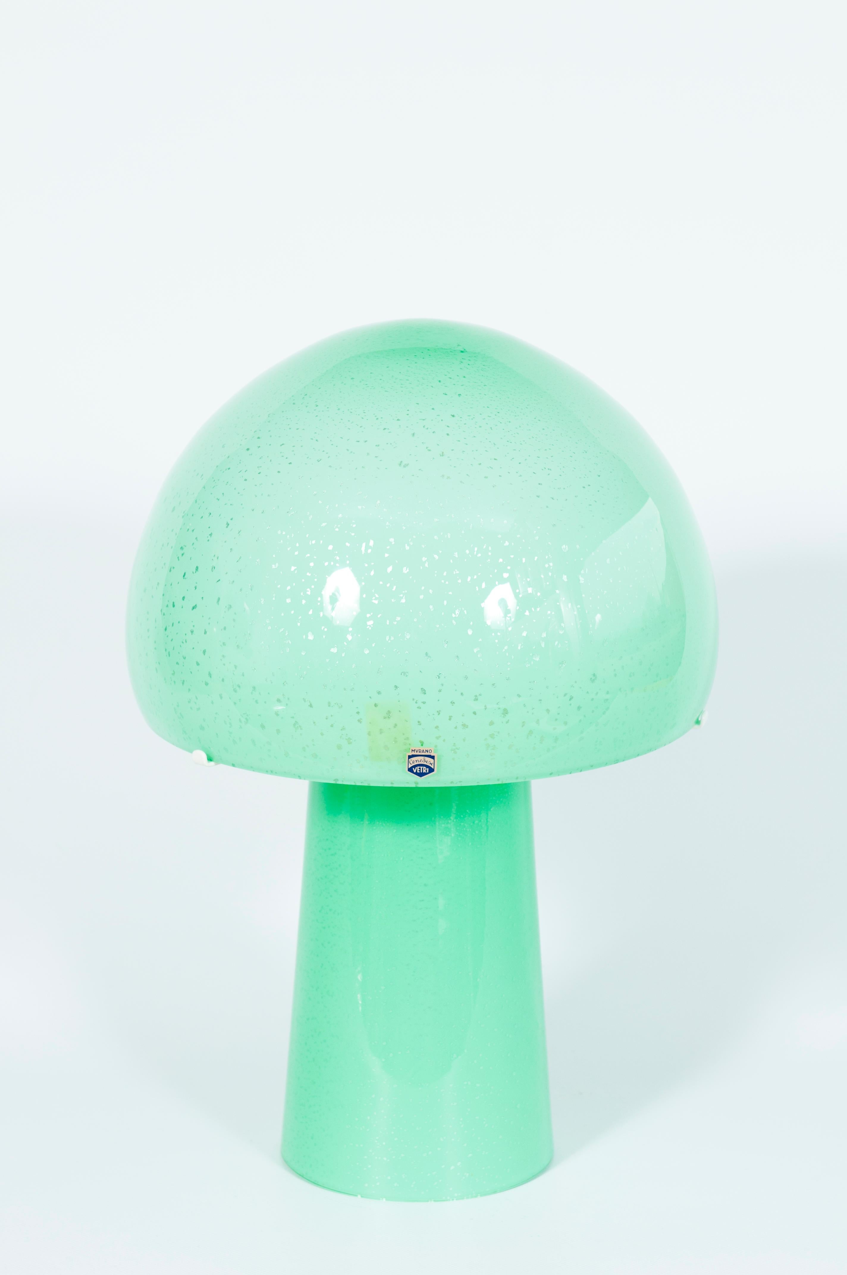 Un emblème de l'artisanat vénitien

Cette lampe de table exquise est un témoignage spectaculaire de la maîtrise de Cenedese Revere, un atelier de verre de Murano très vénéré, connu pour son travail innovant et pourtant classique depuis le milieu du