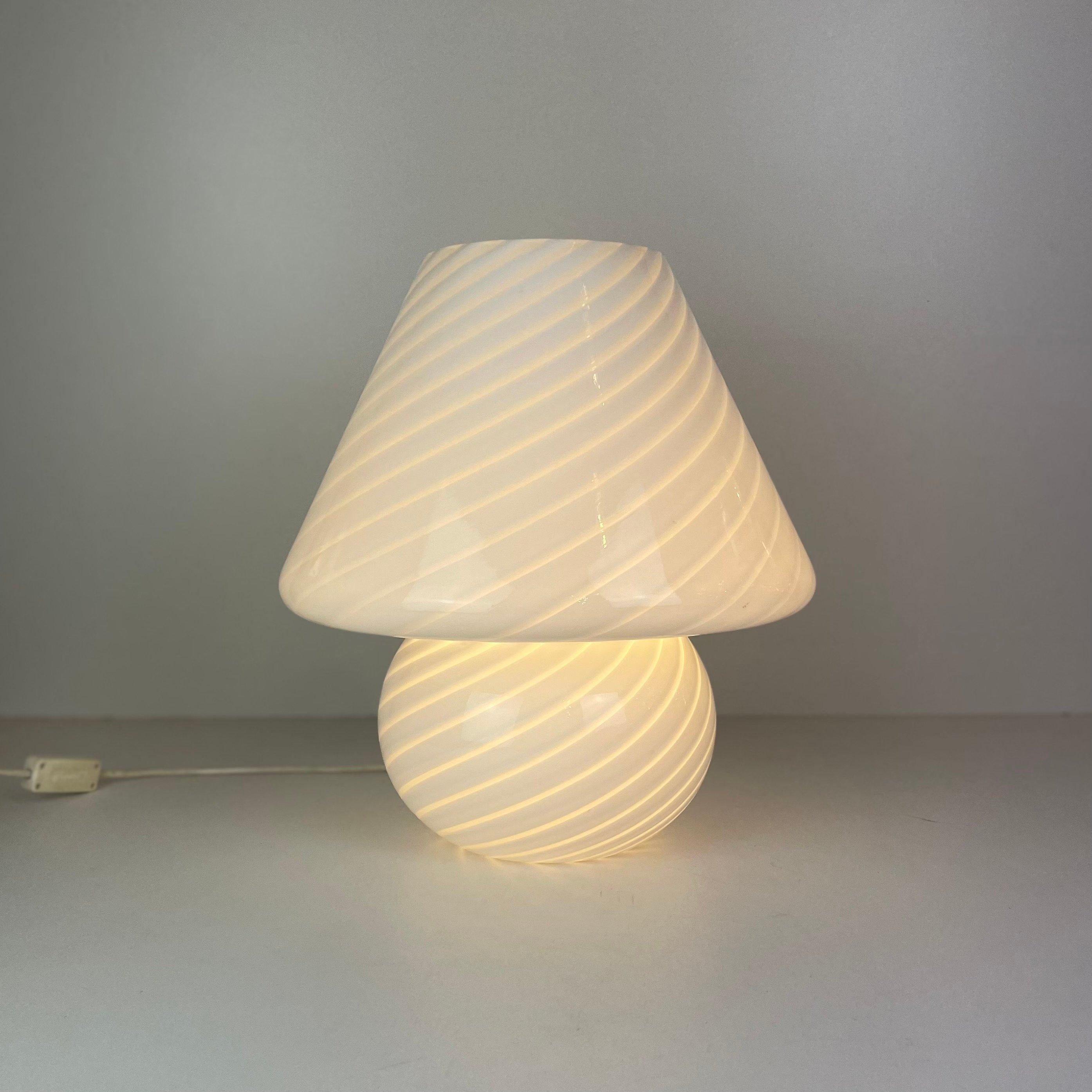 Italian mushroom table lamp in white spiraled Murano glass made in the 1970’s.

Designed in : Murano
Period : 1970's
Origin : Italy
Materials : Murano glass
Color : white
Dimensions : H 40cm x D 38cm