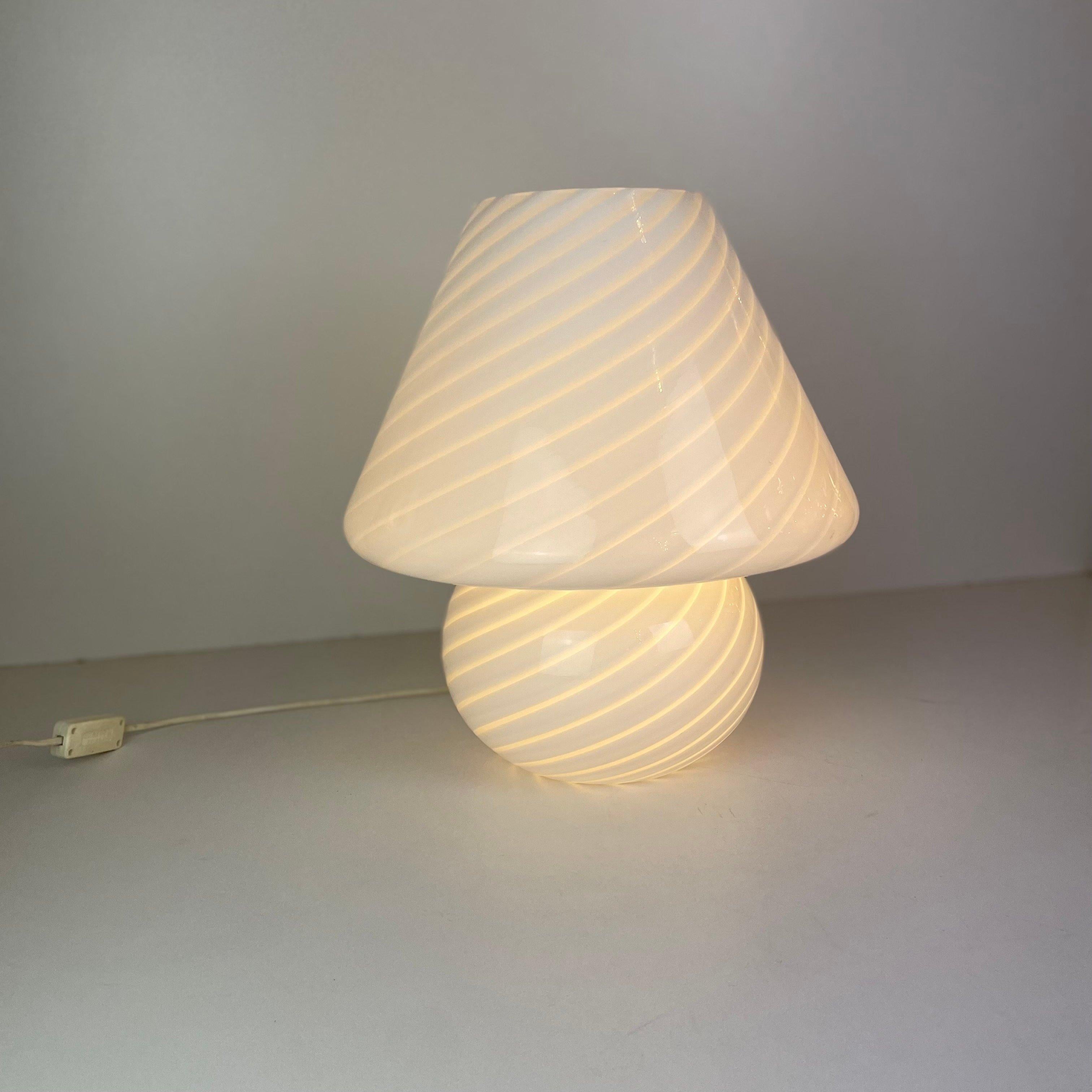 Murano Mushroom Table Lamp, 1970s In Good Condition For Sale In Brussel, BE