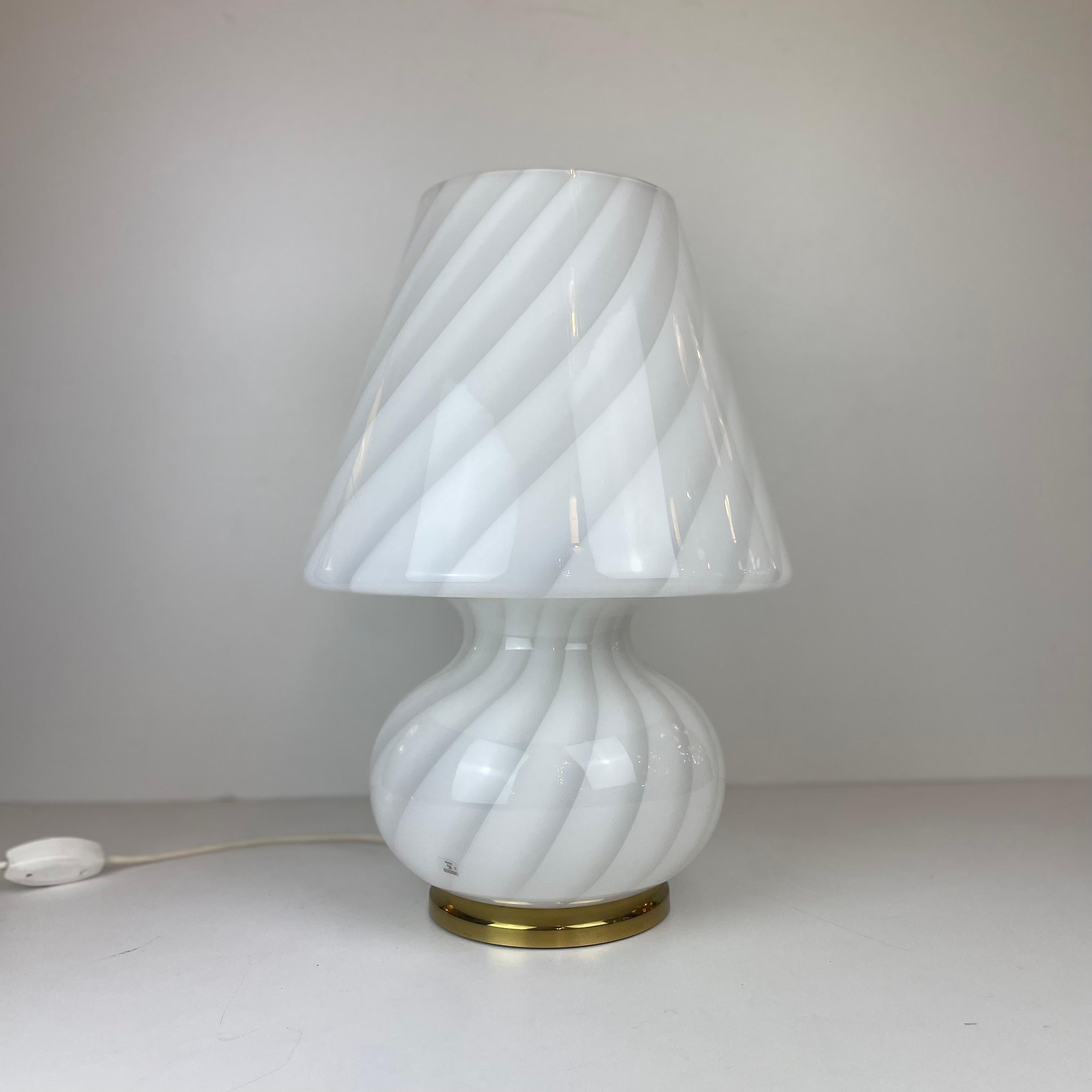Italian mushroom table lamps in white spiraled Murano glass and golden metal base designed in the 1980’s.

Designed in : Murano
Period : 1980's
Origin : Italy
Materials : Murano glass, metal
Color : white, gold
Dimensions : H 50cm x D 35cm