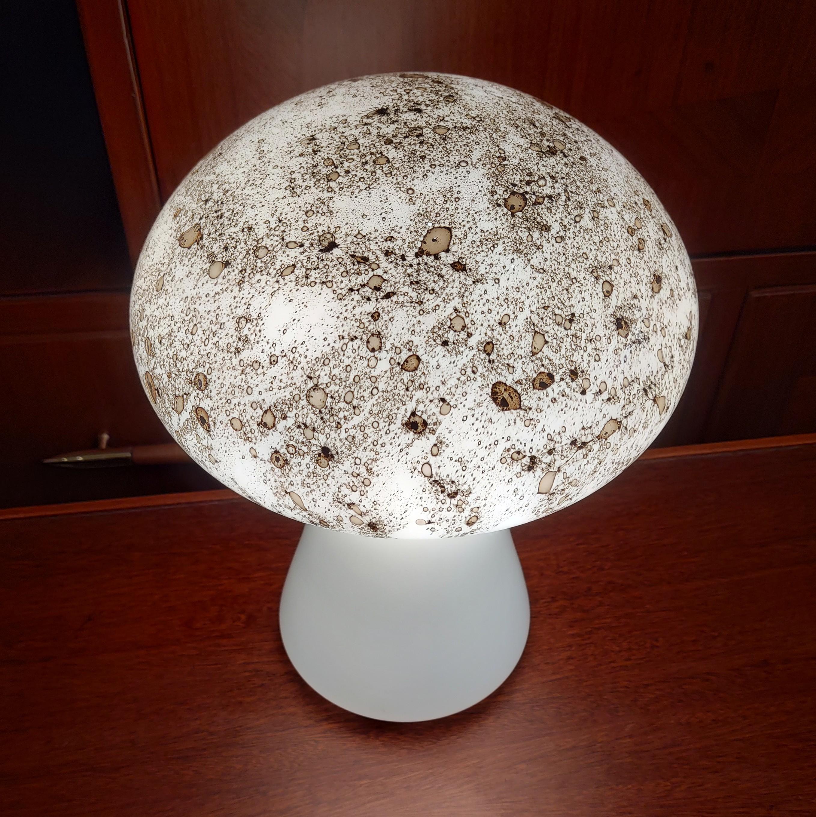 Murano Mushroom Table Lamp Opaline Whithe & Gold Italy In Fair Condition For Sale In Ciudad Autónoma Buenos Aires, AR
