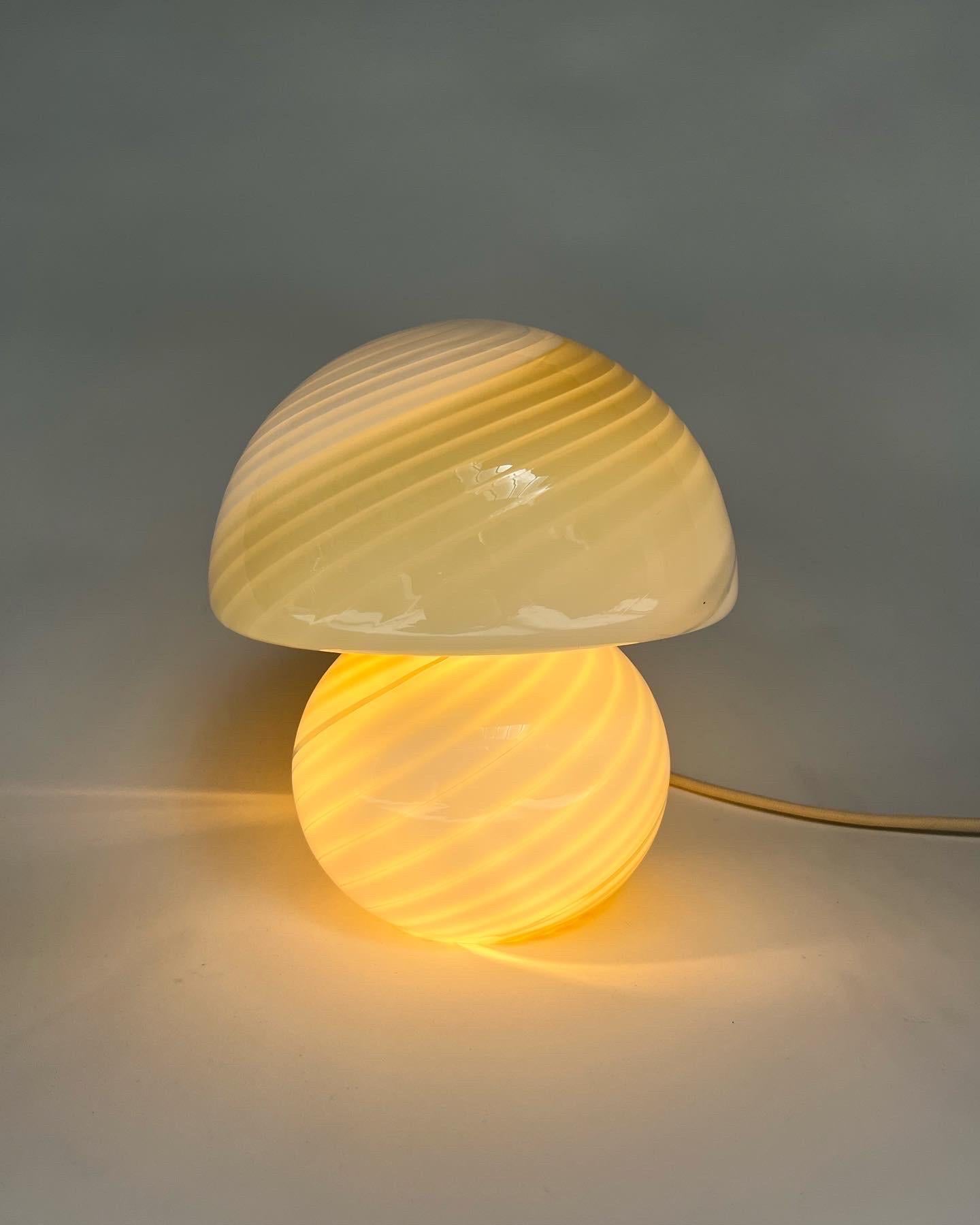 Hand-Crafted Murano Mushroom Table Lamp Swirl Glass Cream White, Italy, 1970s