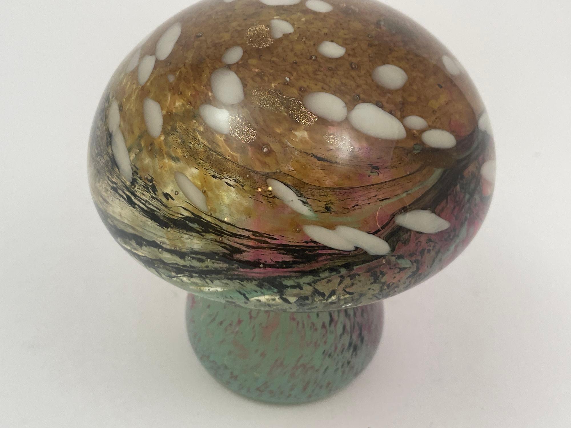 Murano Mushroom Toadstool Art Glass Paperweight Green Gold and Pink 1980s In Good Condition For Sale In North Hollywood, CA
