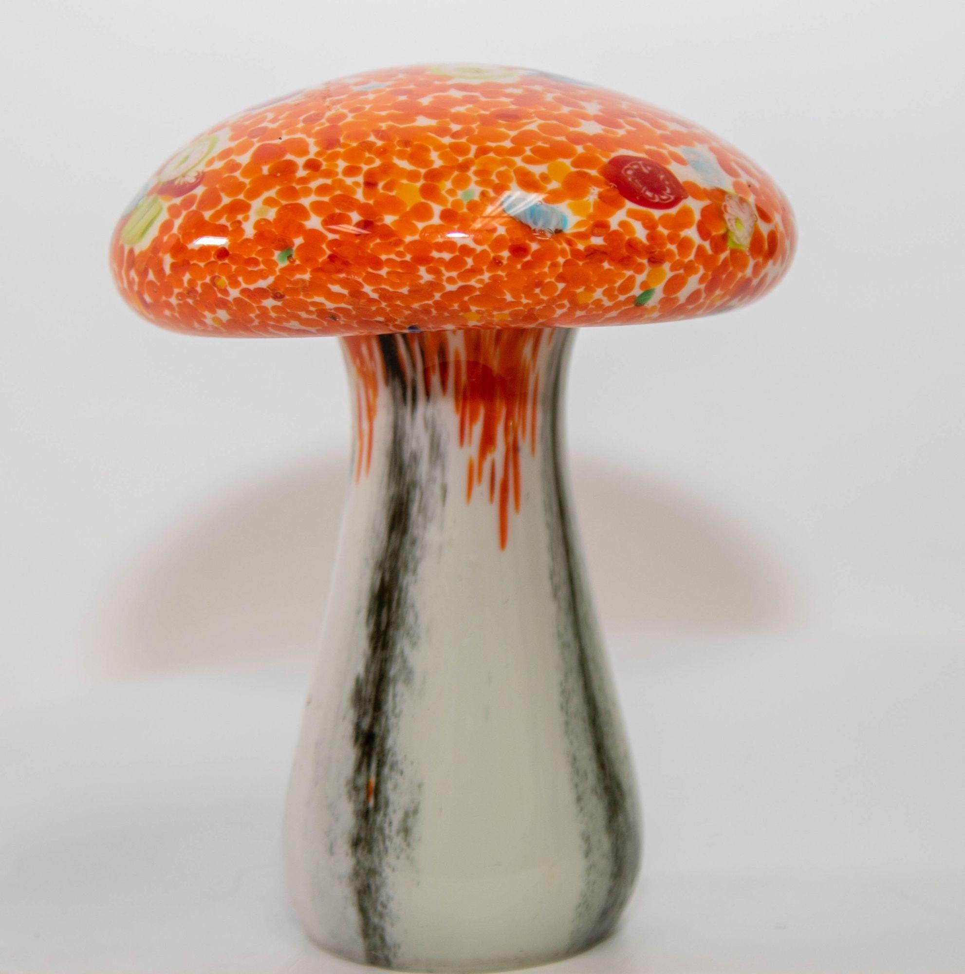 Presse-papiers d'art en verre de Murano orange champignon toadstool des années 1980 en vente 3
