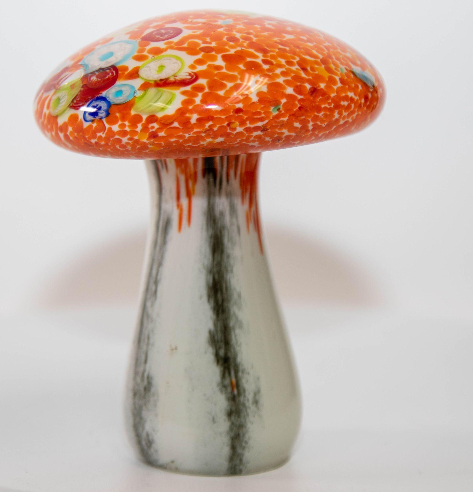Presse-papier en verre d'art italien de style Murano pour crapaud champignon orange avec Millefiori et blanc années 1980.
Magnifique presse-papier en verre d'art italien de style Murano fait à la main, orange avec des taches multicolores, en forme