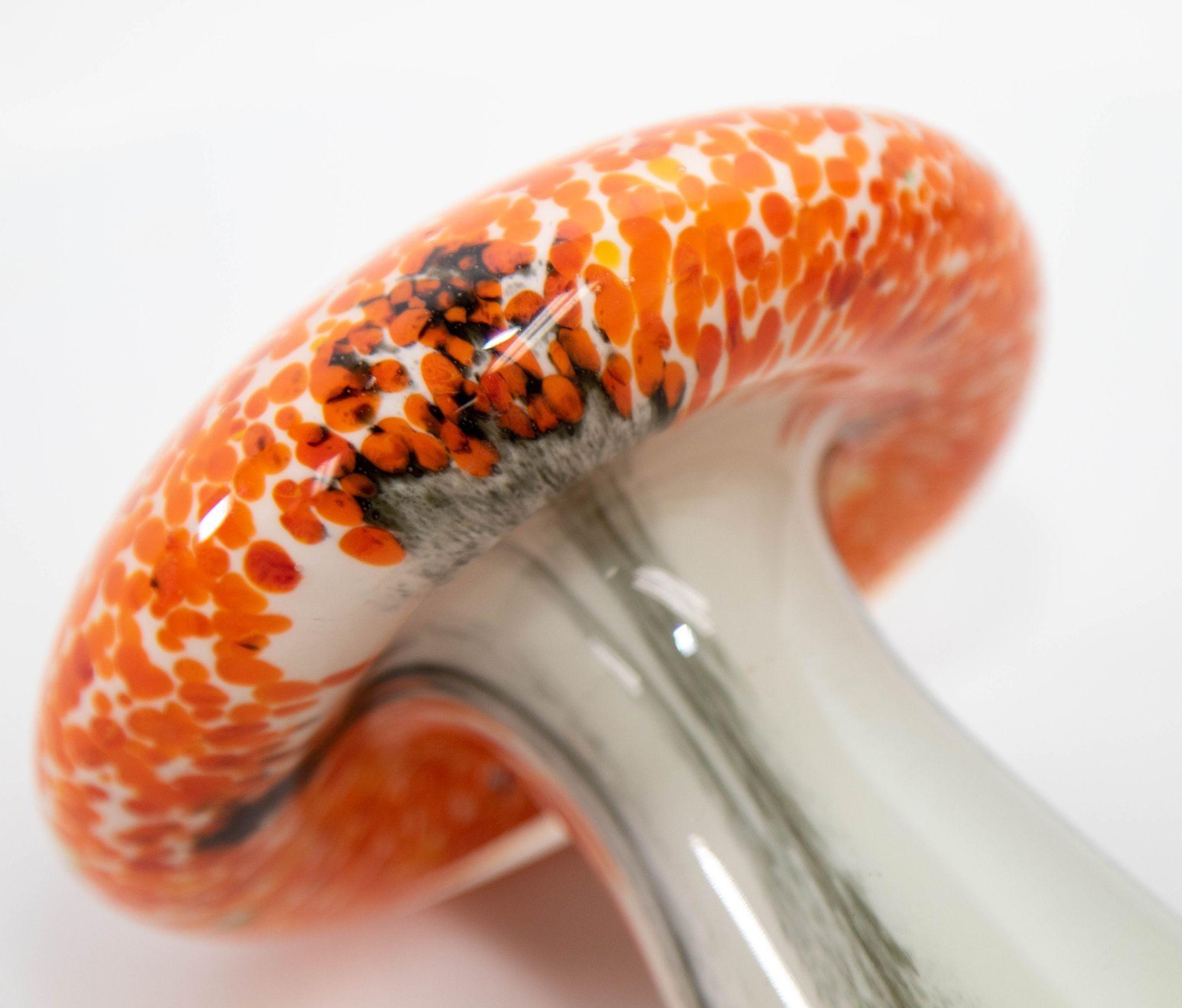 Presse-papiers d'art en verre de Murano orange champignon toadstool des années 1980 Bon état - En vente à North Hollywood, CA