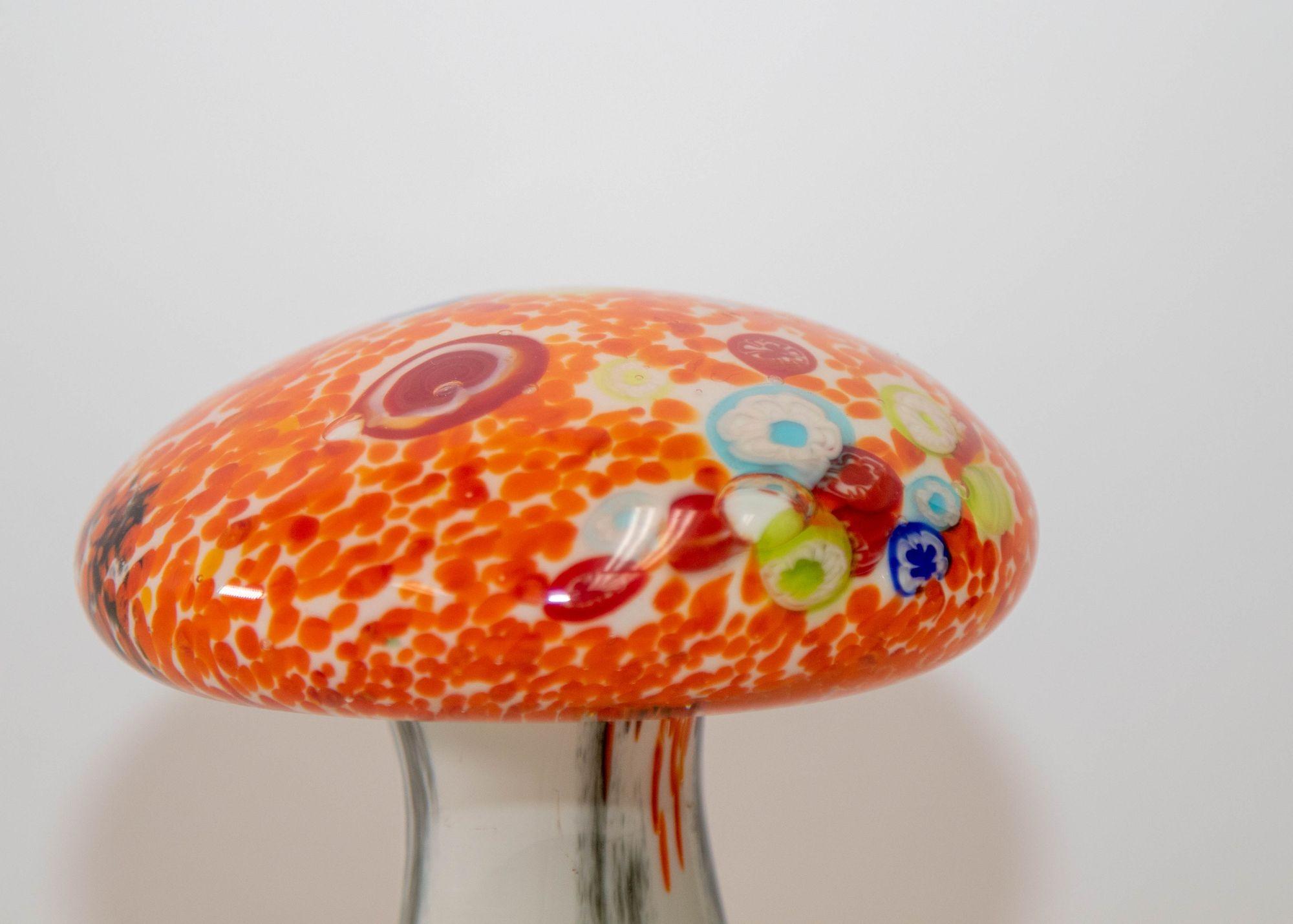 Verre d'art Presse-papiers d'art en verre de Murano orange champignon toadstool des années 1980 en vente