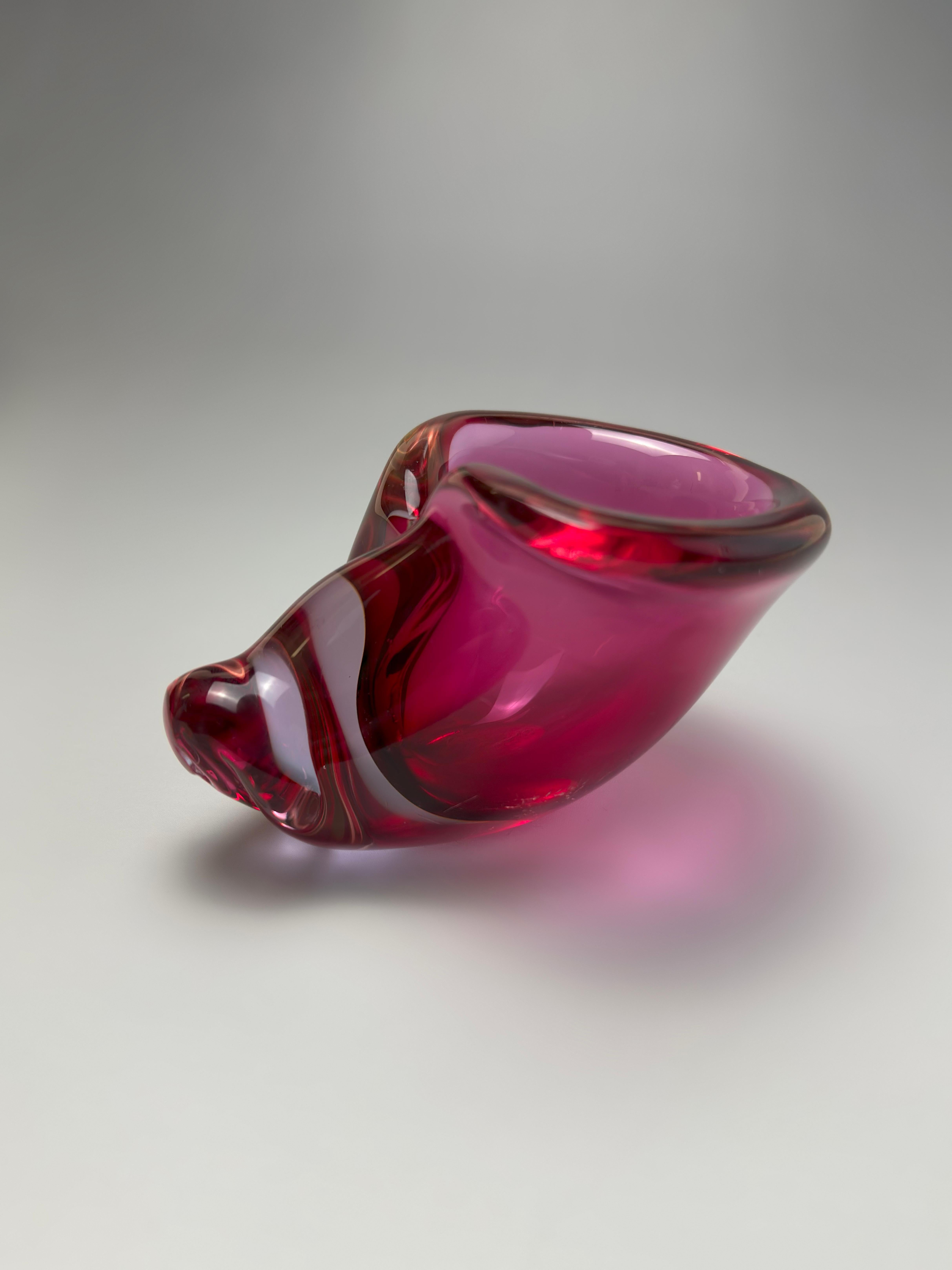 Conchiglia da collezione in vetro di Murano, attribuita all'opera di Flavio Poli per Seguso Vetri d'Arte, realizzata in Italia negli anni Sessanta. Questa conchiglia decorativa esemplifica la maestria di Poli nella tecnica del sommerso, un segno