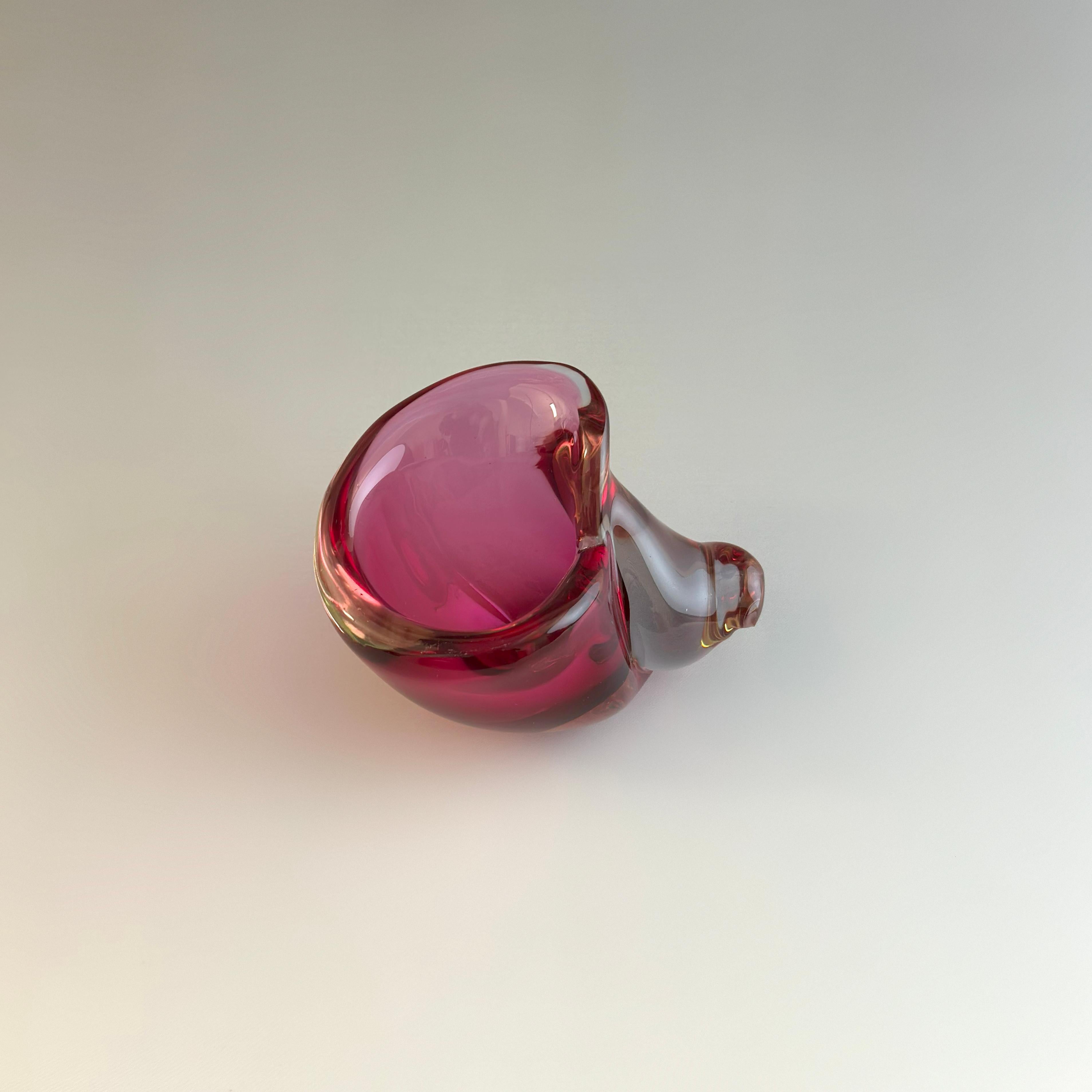 Mid-Century moderno Conchiglia in vetro di Murano Glass Sommerso al neodimio, Flavio Poli per Seguso, Italia, anni '60 in vendita