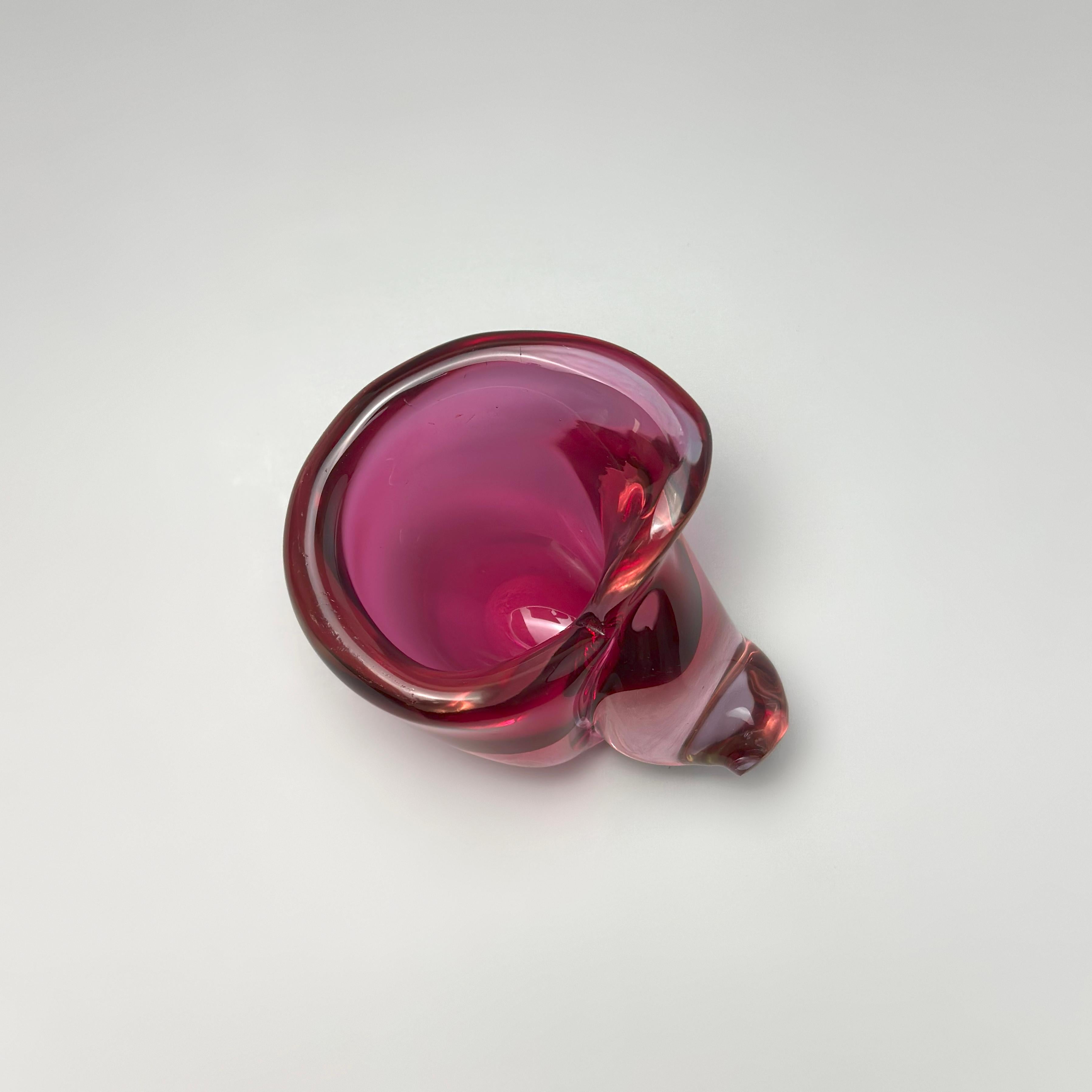 Fatto a mano Conchiglia in vetro di Murano Glass Sommerso al neodimio, Flavio Poli per Seguso, Italia, anni '60 in vendita