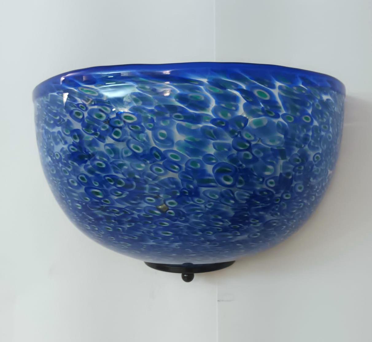 Italienische Wandleuchten mit blauen Murano-Gläsern und geschmolzenem Murrin, entworfen von Gae Aulenti für Vistosi, hergestellt in Italien um 1960
Maße: Höhe 7 Zoll, Breite 11 Zoll, Tiefe 5,5 Zoll
2 Leuchten / Typ E26 oder E27 / je max. 60W
3