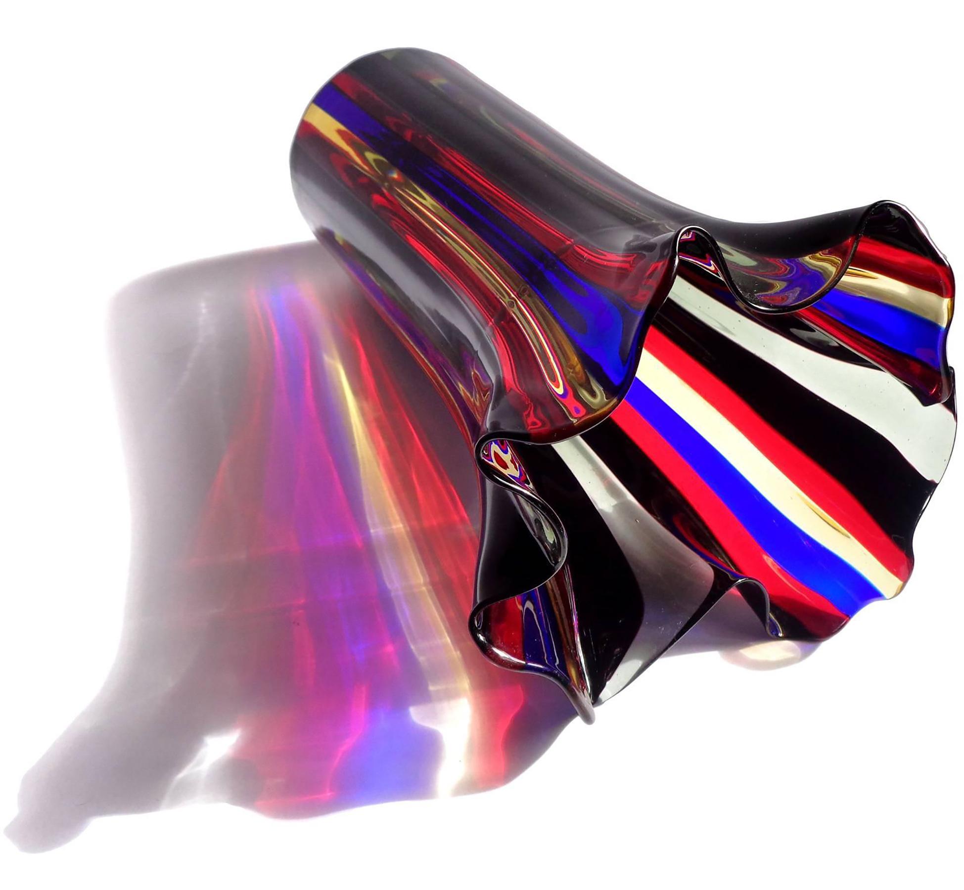 Murano Oggetti Rouge Bleu Jaune Noir Gris Vase Fazzoletto en verre d'art italien Bon état - En vente à Kissimmee, FL