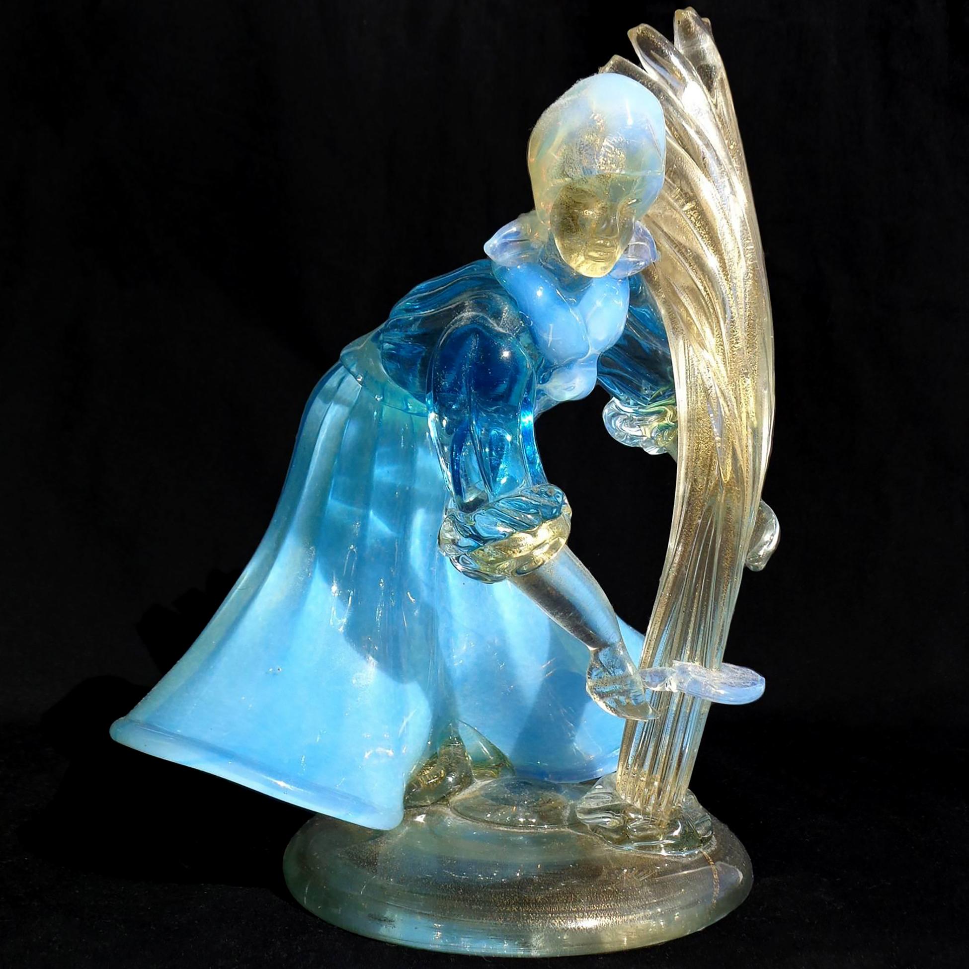 Bellissima figura di donna contadina in vetro artistico italiano soffiato a mano e soffiato a mano in bianco e blu, con macchie d'oro. Creato alla maniera delle aziende A.VE.M. (Arte Vetraria Muranese) e Barovier&Toso. La donna è in azione, mentre