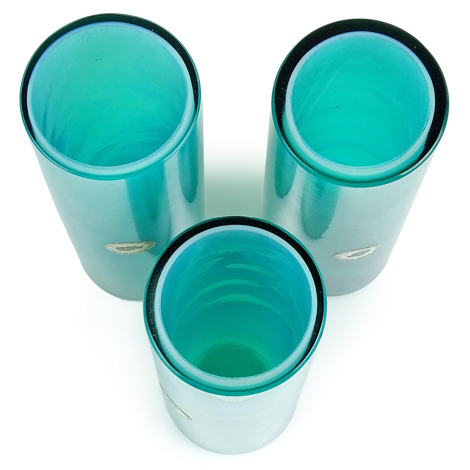 Mid-Century moderno Vaso da fiori rotondo a cilindro in vetro artistico italiano di Murano opalino blu acqua con etichetta in vendita