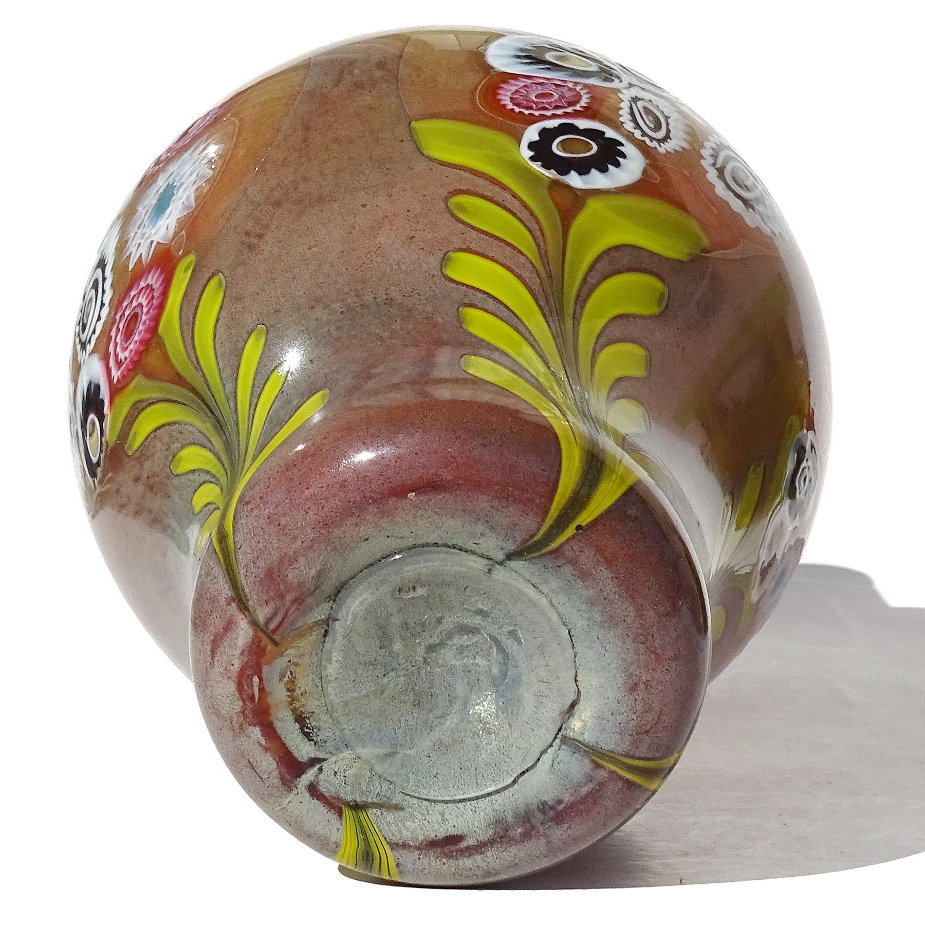 Italienische Murano-Kunstglasvase mit opalisierendem Chalcedon Millefiori-Blumenmuster und Murrines aus Muranoglas im Angebot 8