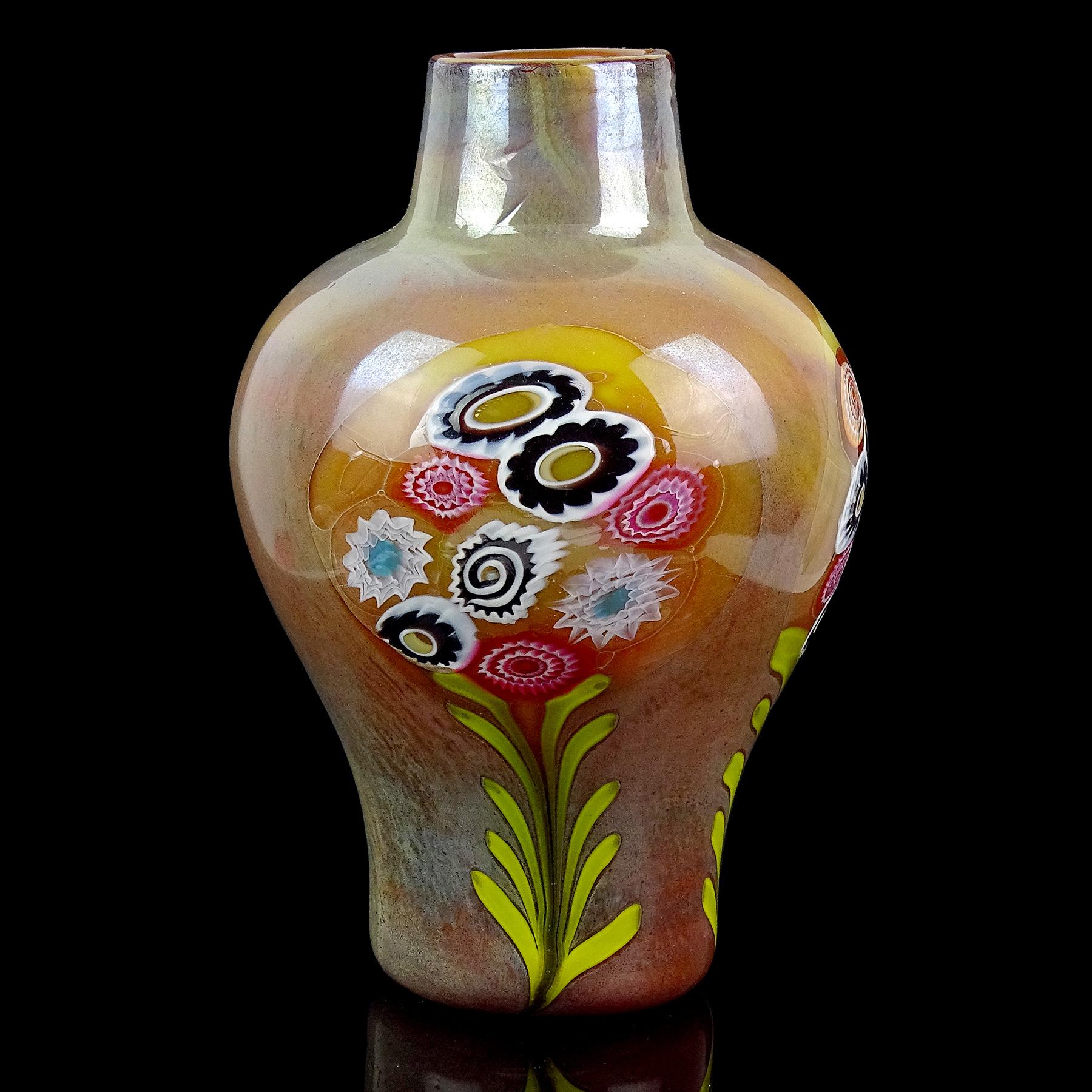 Schöne und große, Vintage Murano mundgeblasen opaleszierende orange und murrines italienische Kunstglas Blumenvase. Die Vase ist mit Blattsilberschichten bedeckt, die eine chemische Reaktion mit den Opalglasschichten auslösen, wodurch der Look der