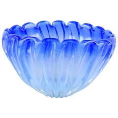 Bol de centre de table nervuré en verre d'art italien de Murano bleu cobalt opalescent