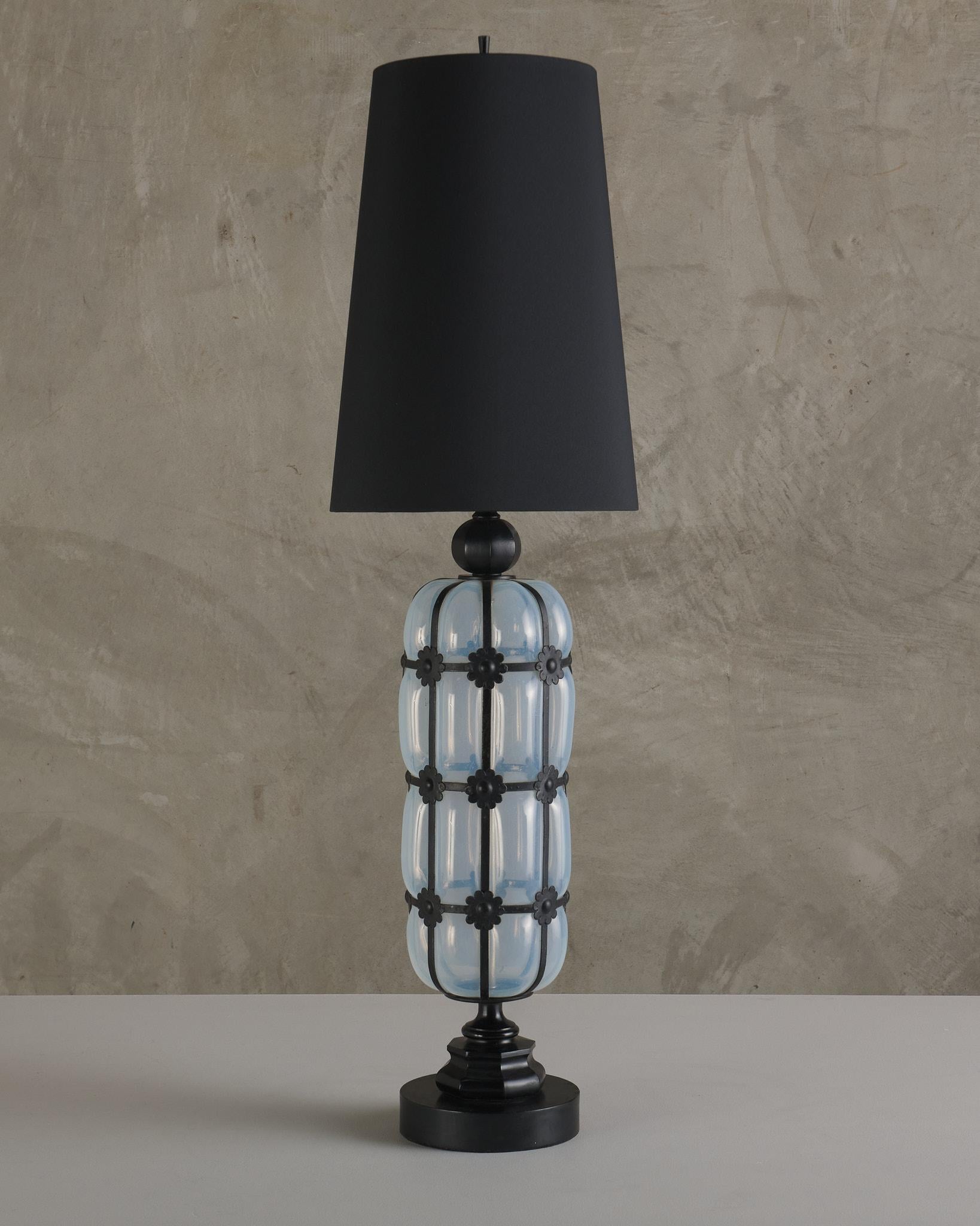 Elegante et atmosphérique, cette lampe de table Murano du milieu du siècle présente un corps en verre opalescent soufflé à la main qui émet une douce lueur lumineuse.
Une pièce emblématique qui ajoute une lumière chaude et diffuse et une