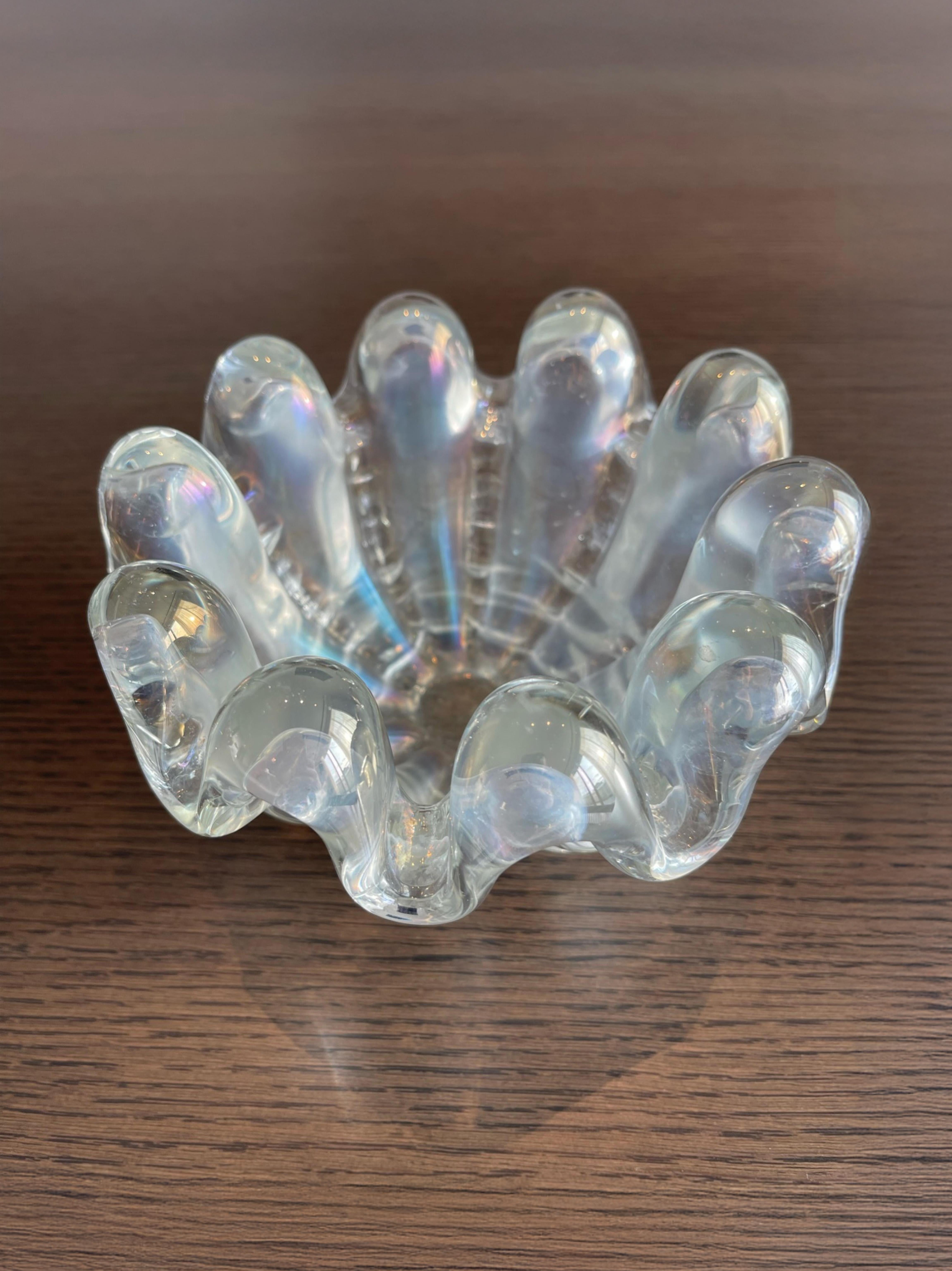 Exemple lumineux et rare de verre d'art vénitien, cette coupe opalescente a été créée par Ercole Barovier pour Barovier&Toso dans le cadre de la célèbre série 