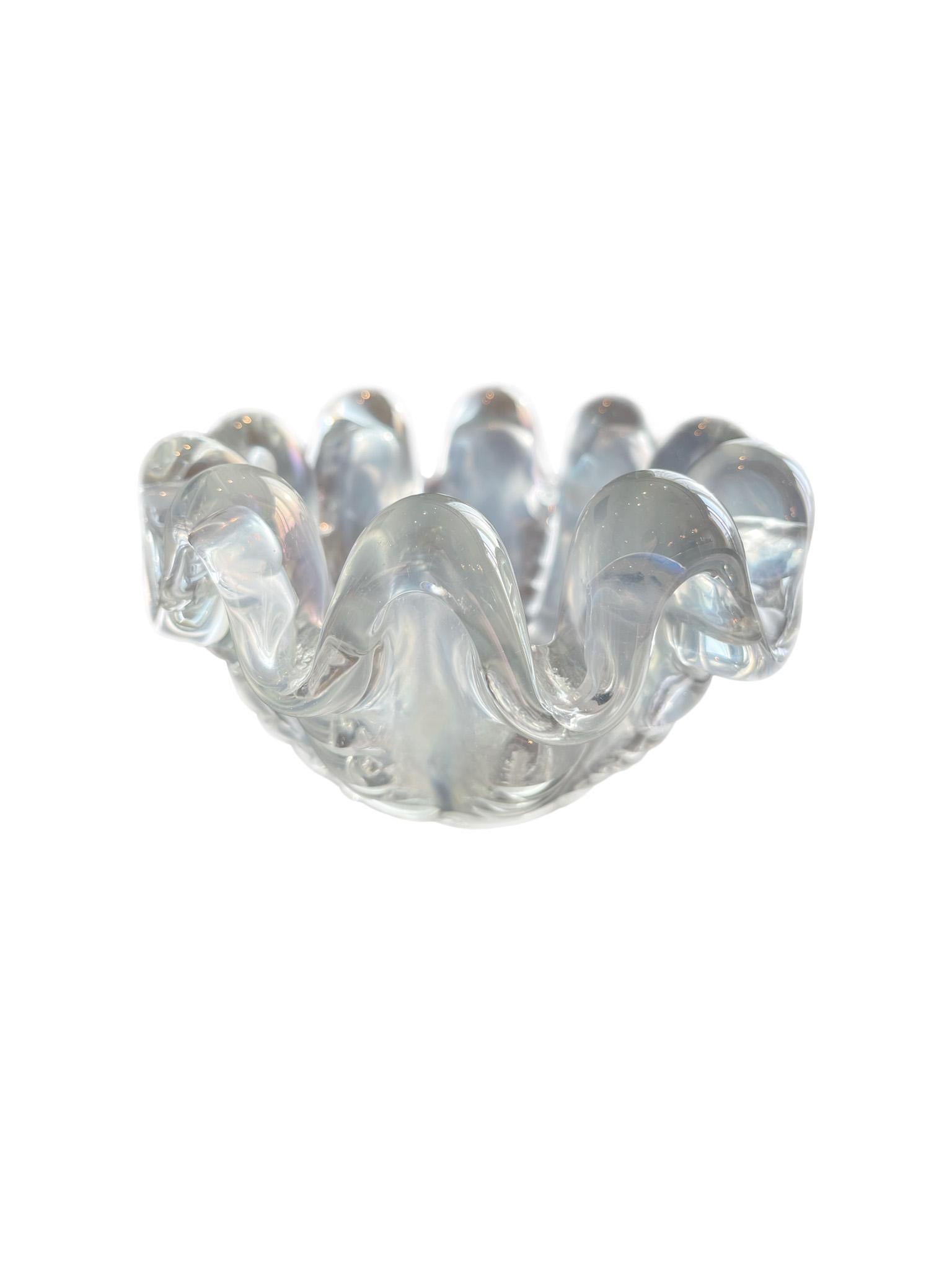 Verre de Murano Coupe en verre opalescent de Murano par Ercole Barovier  c. 1940s Italie en vente
