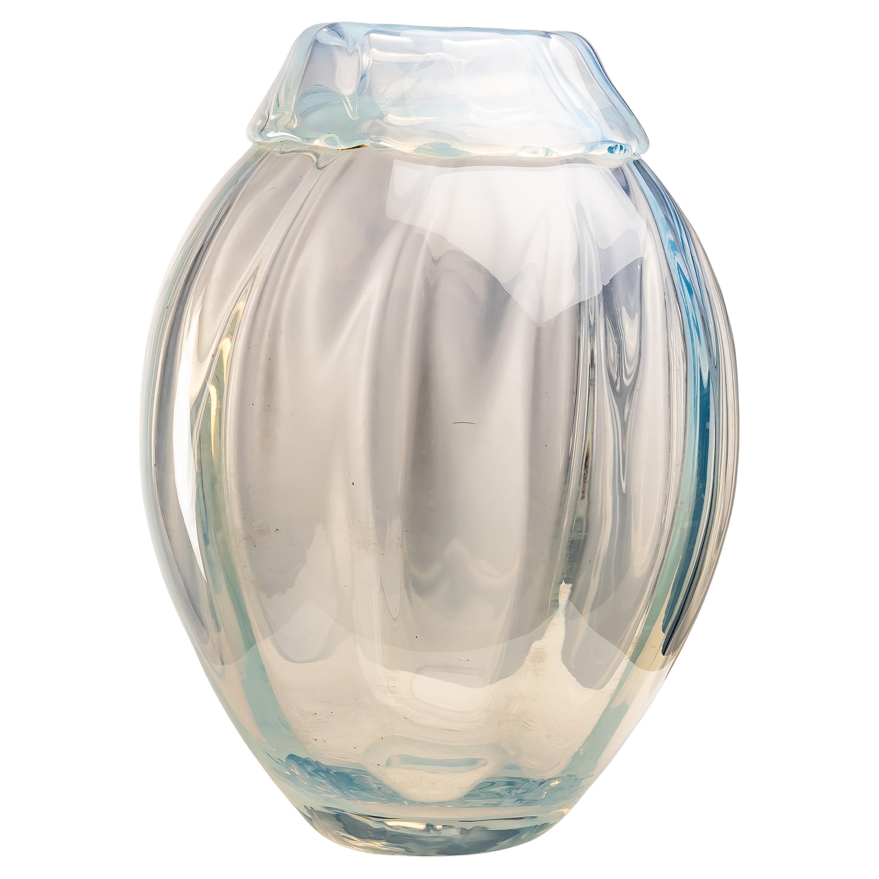 Vaso in vetro opalescente di Murano attribuito a Carlo Nason, Italia anni '60