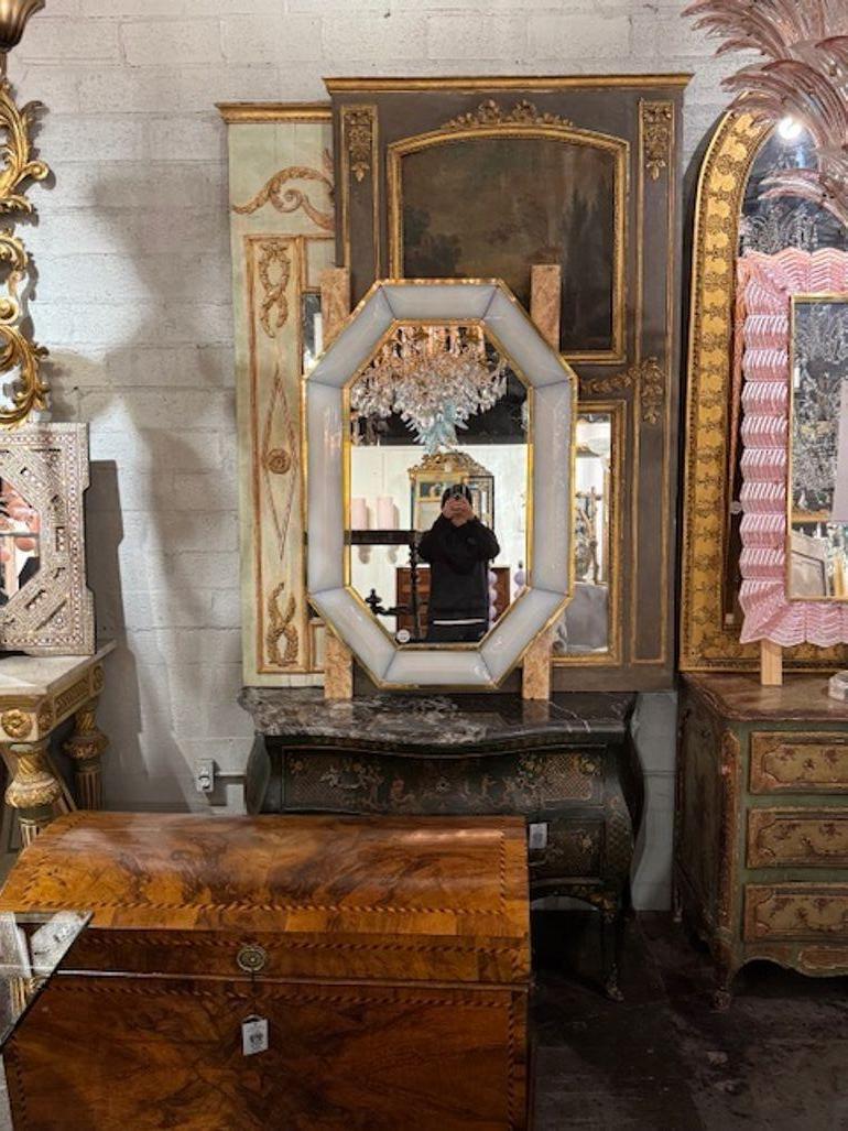 Miroir octogonal moderne en verre de lait opalescent et laiton de Murano. Vers 2000. Une belle addition à n'importe quelle maison ! 32w x 48H